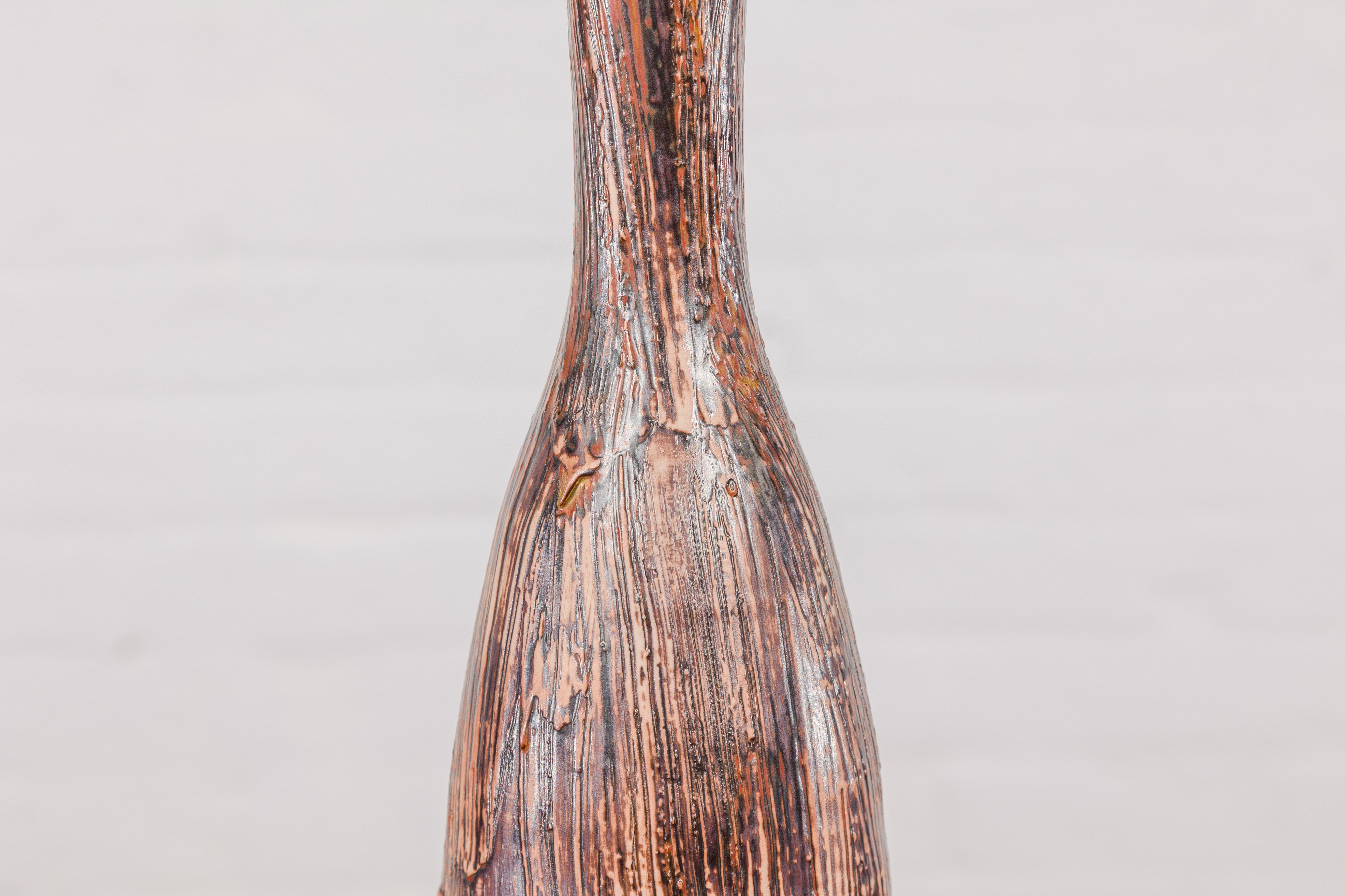 Grand et mince vase en céramique minimaliste texturée Brown en vente 2