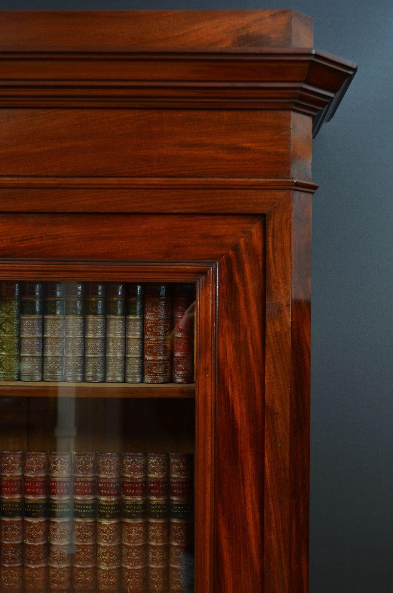 Mogano Libreria antica alta e sottile in mogano in vendita