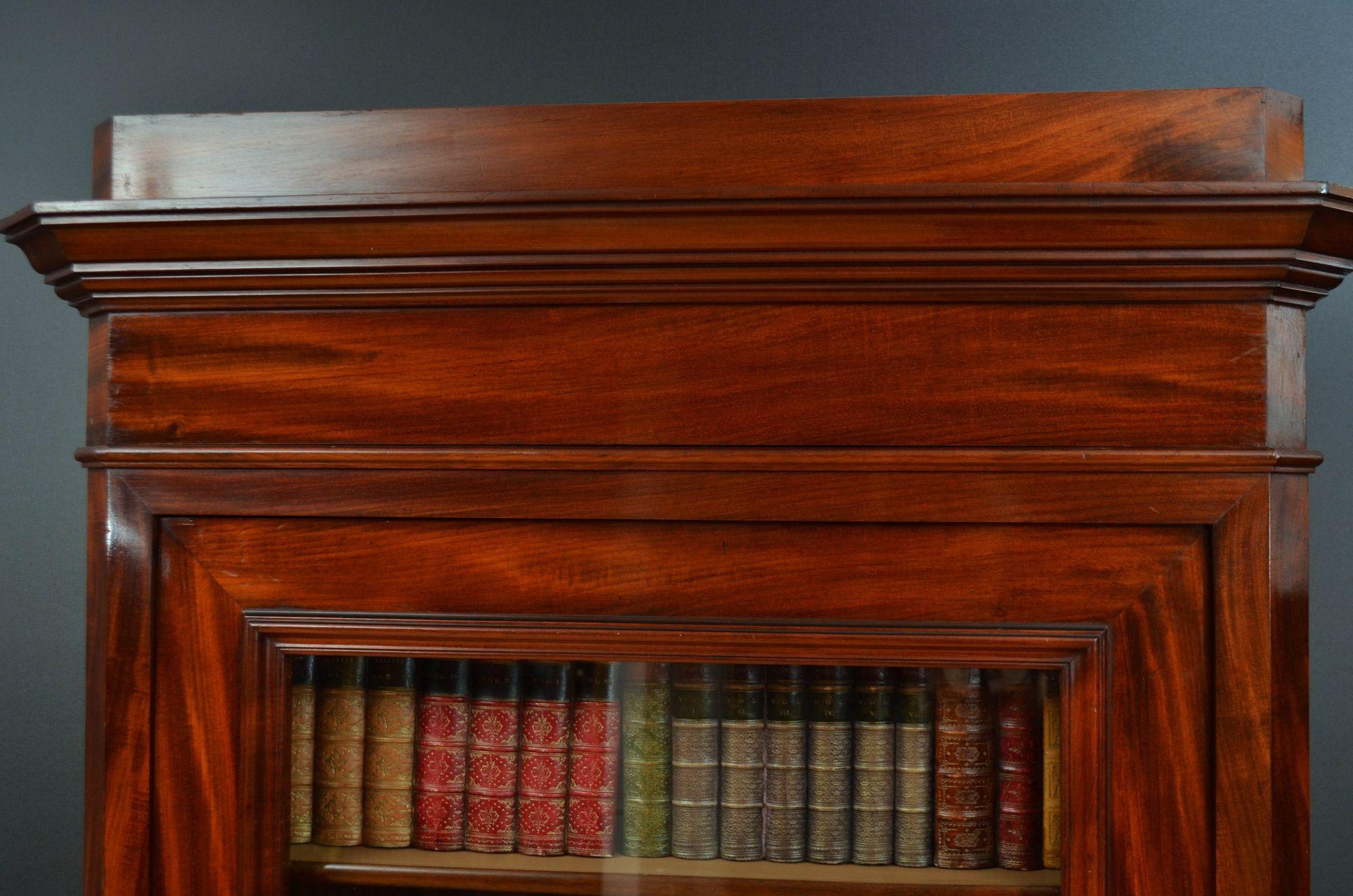 Libreria antica alta e sottile in mogano in vendita 2