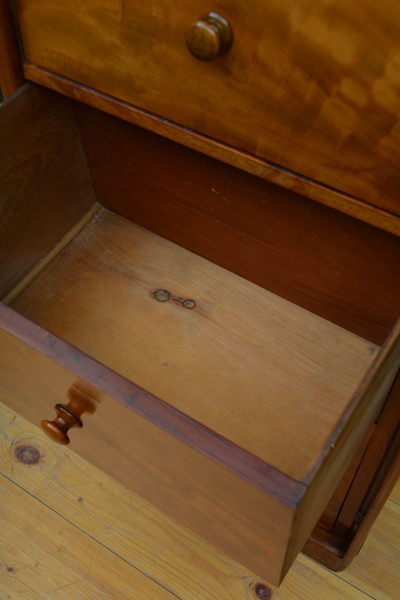 Tall and Slim Victorian Mahogany Chest of Drawers For Sale 4