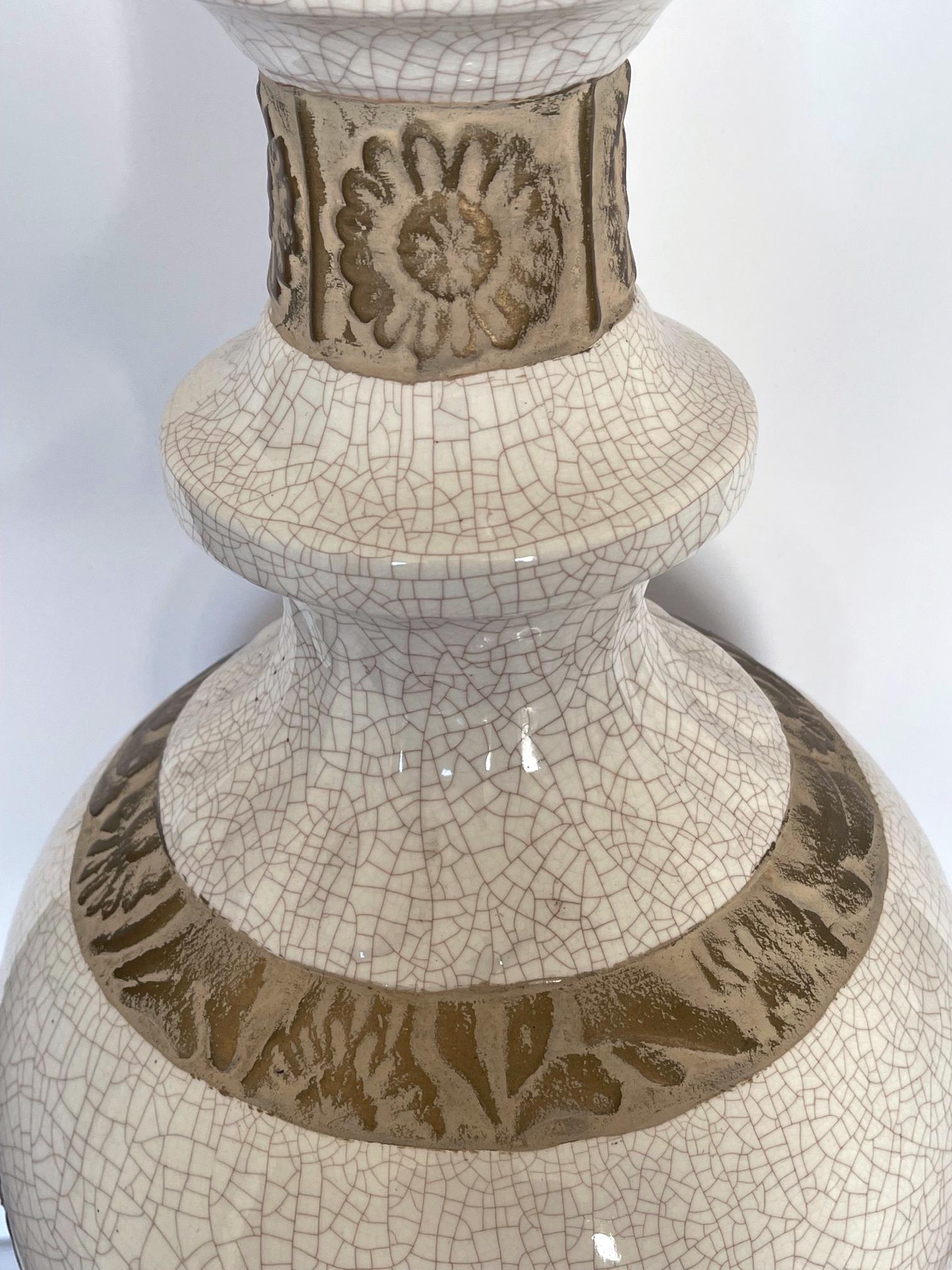 Paire de grandes et remarquables lampes en forme de balustre en céramique ivoire à glaçure craquelée Bon état - En vente à San Francisco, CA
