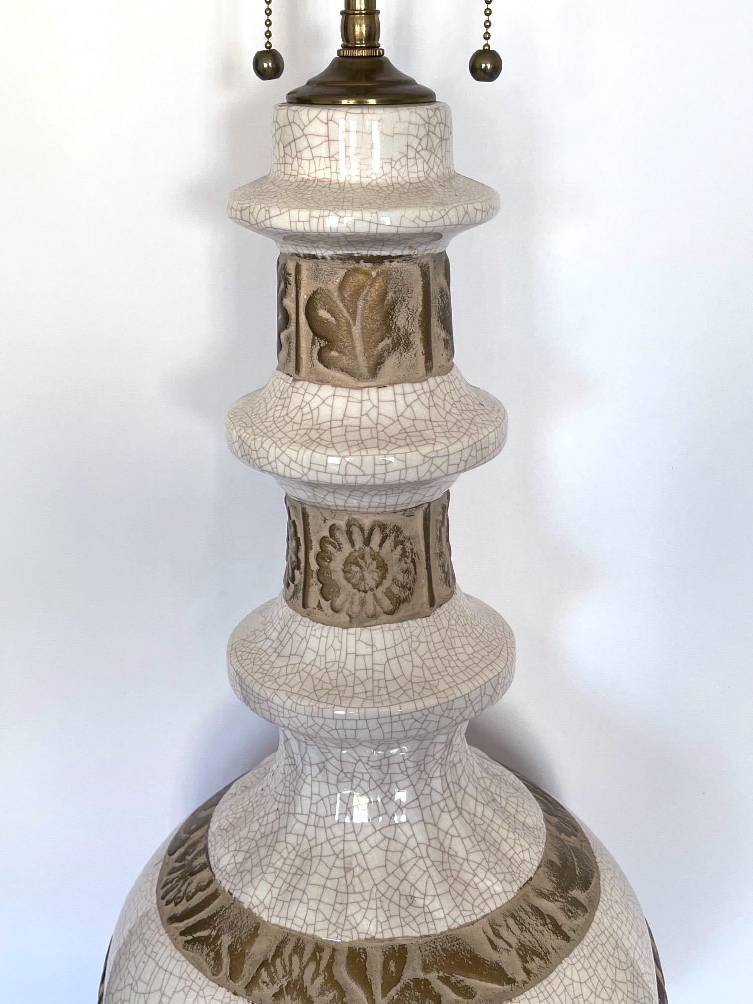 Milieu du XXe siècle Paire de grandes et remarquables lampes en forme de balustre en céramique ivoire à glaçure craquelée en vente