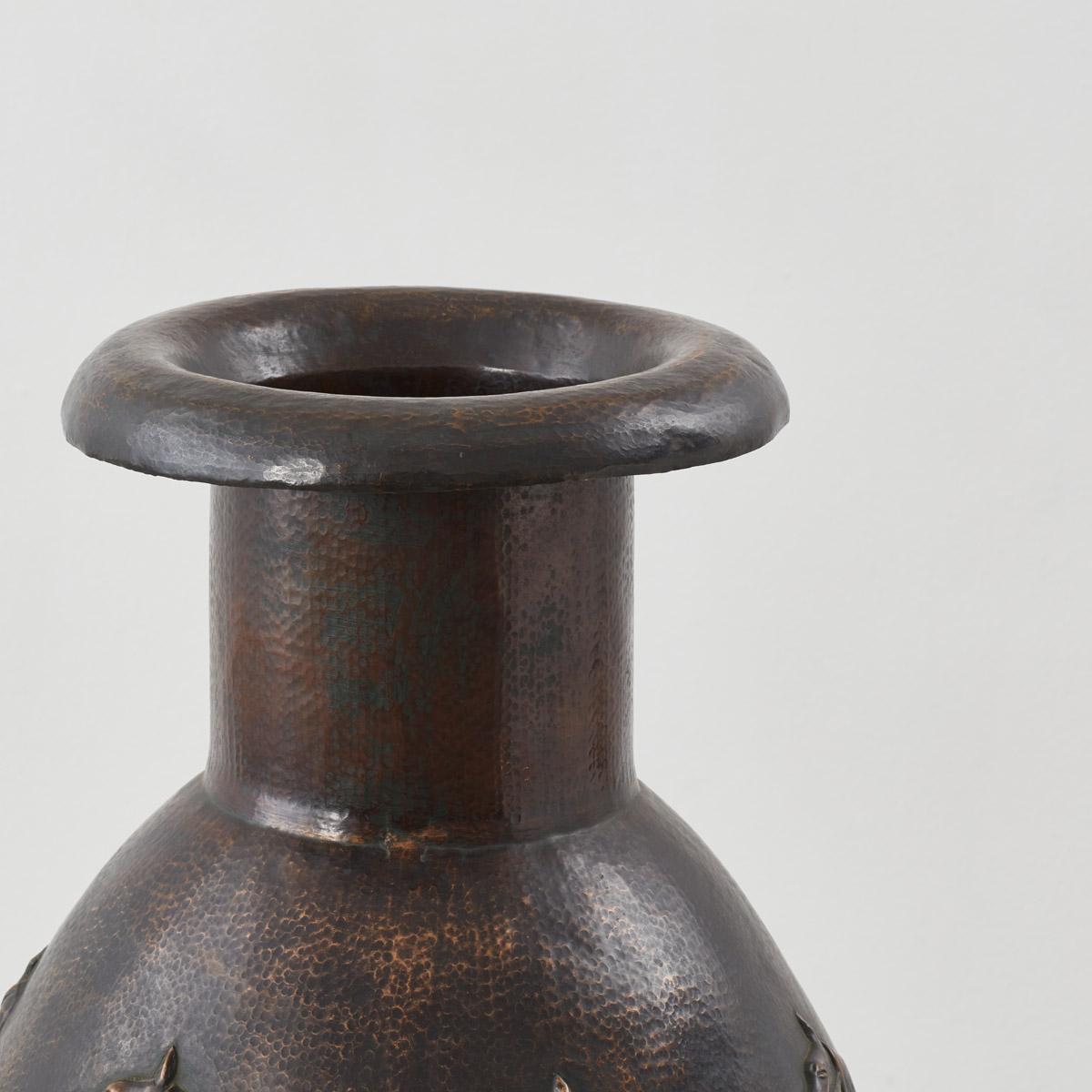 Tall Angelo Bragalini vase in copper - Italy, 1950s In Good Condition For Sale In London, GB