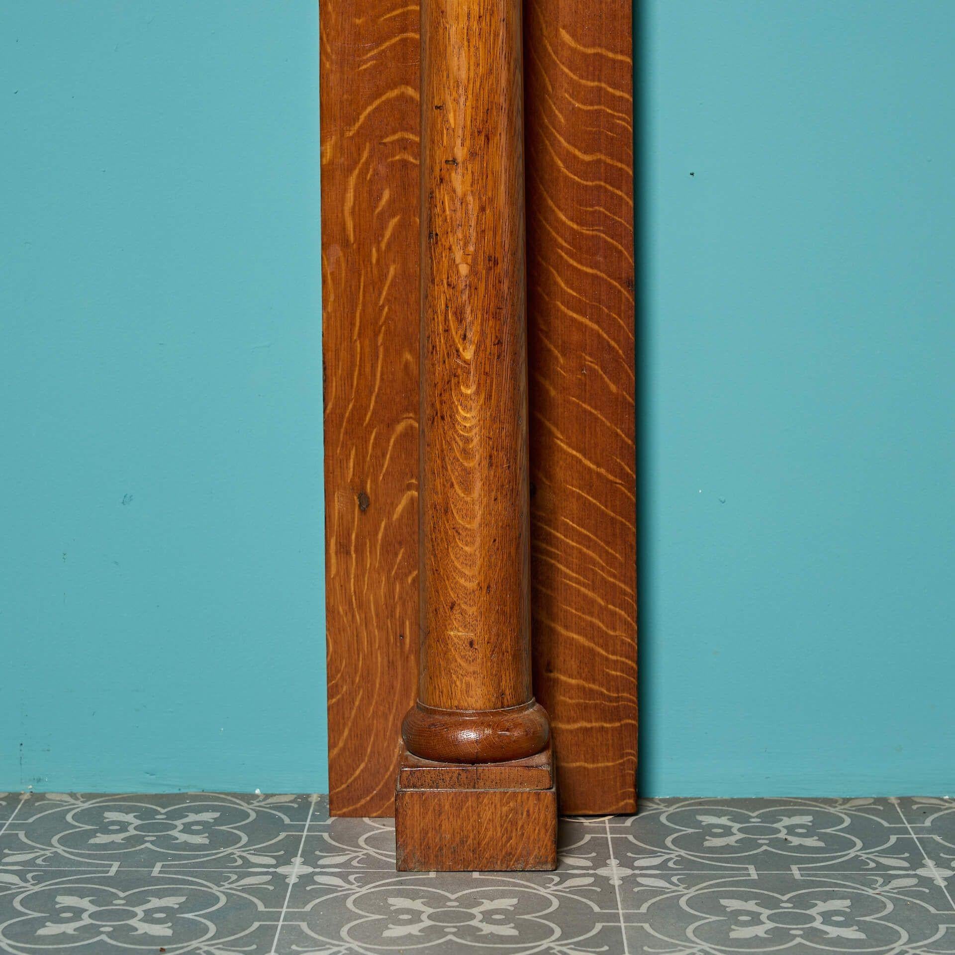 Grande cheminée d'époque en chêne de style Antiquities & Craft en vente 1