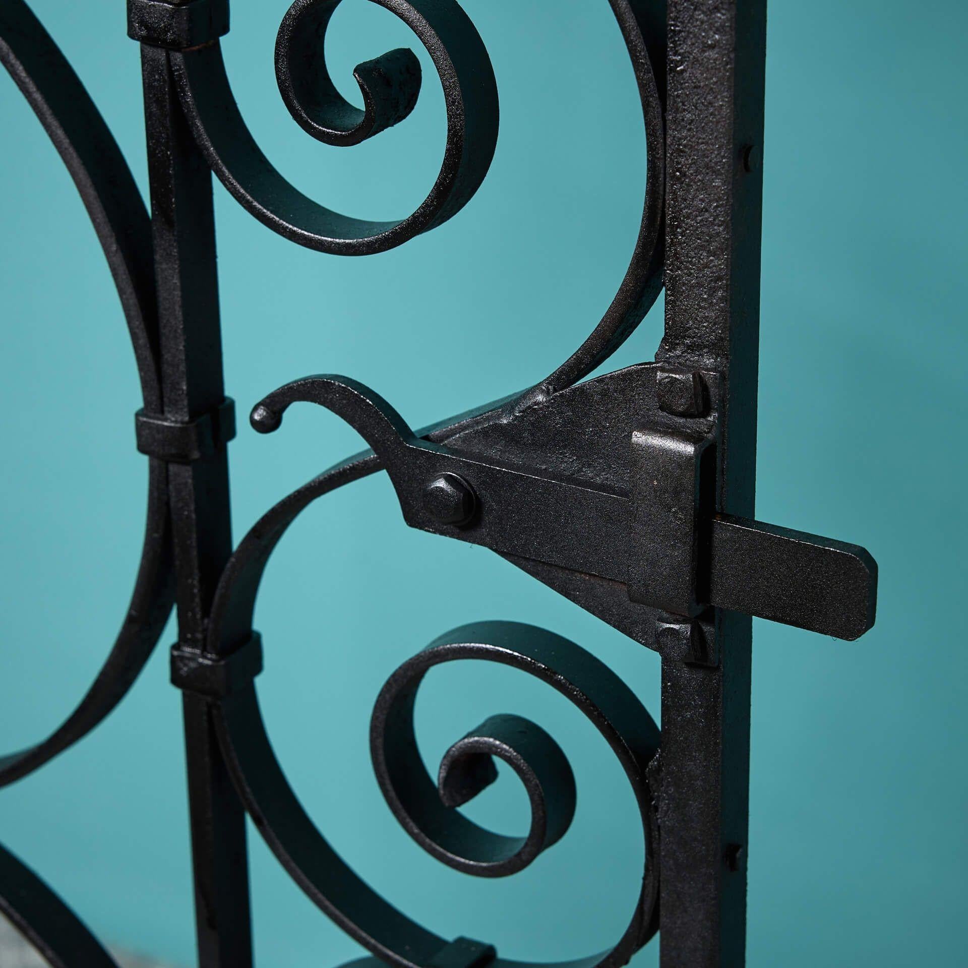 Tall Antique Edwardian Style Scrollwork Gate In Fair Condition For Sale In Wormelow, Herefordshire