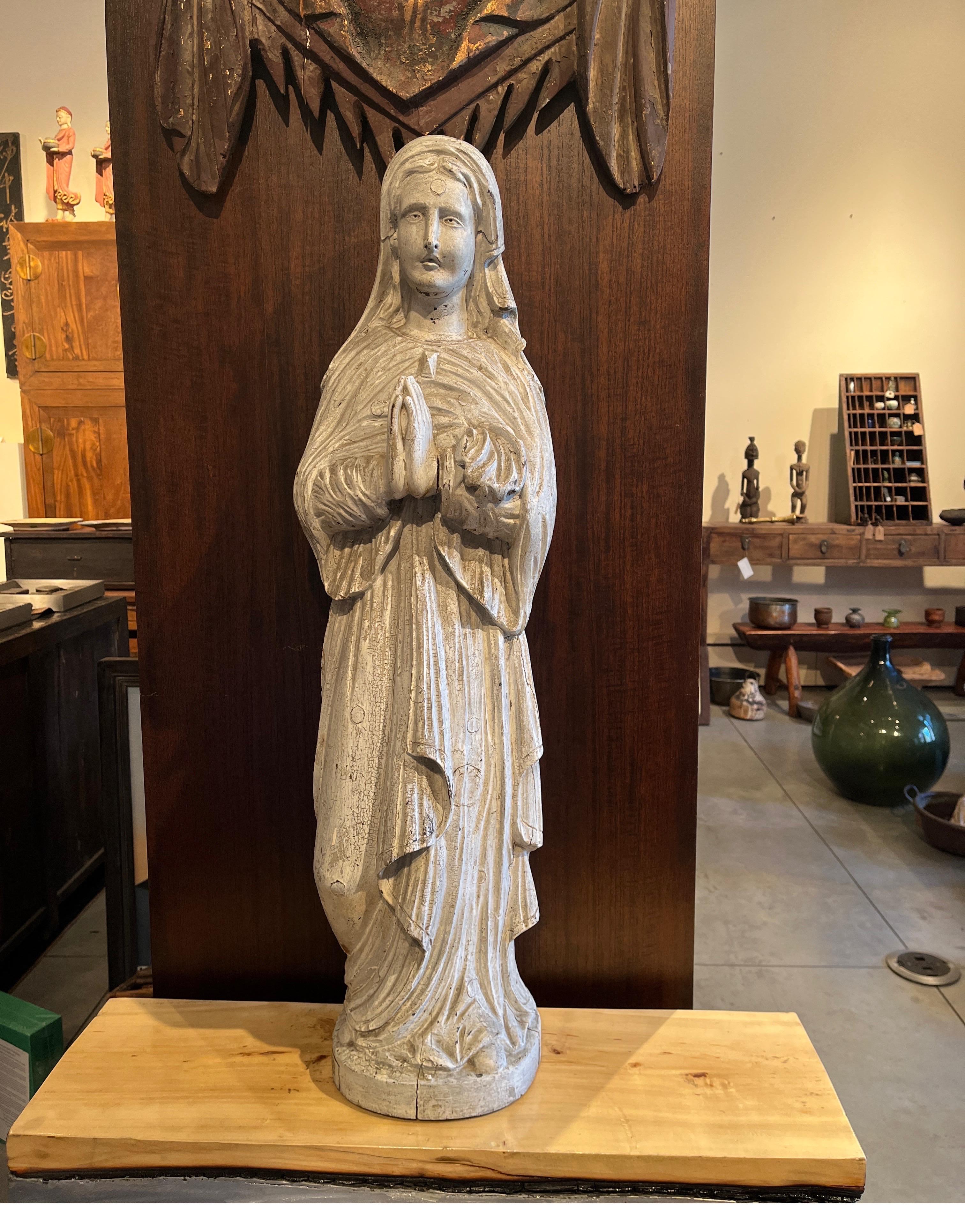 Große antike europäische geschnitzte Madonna im Zustand „Gut“ im Angebot in New York, NY
