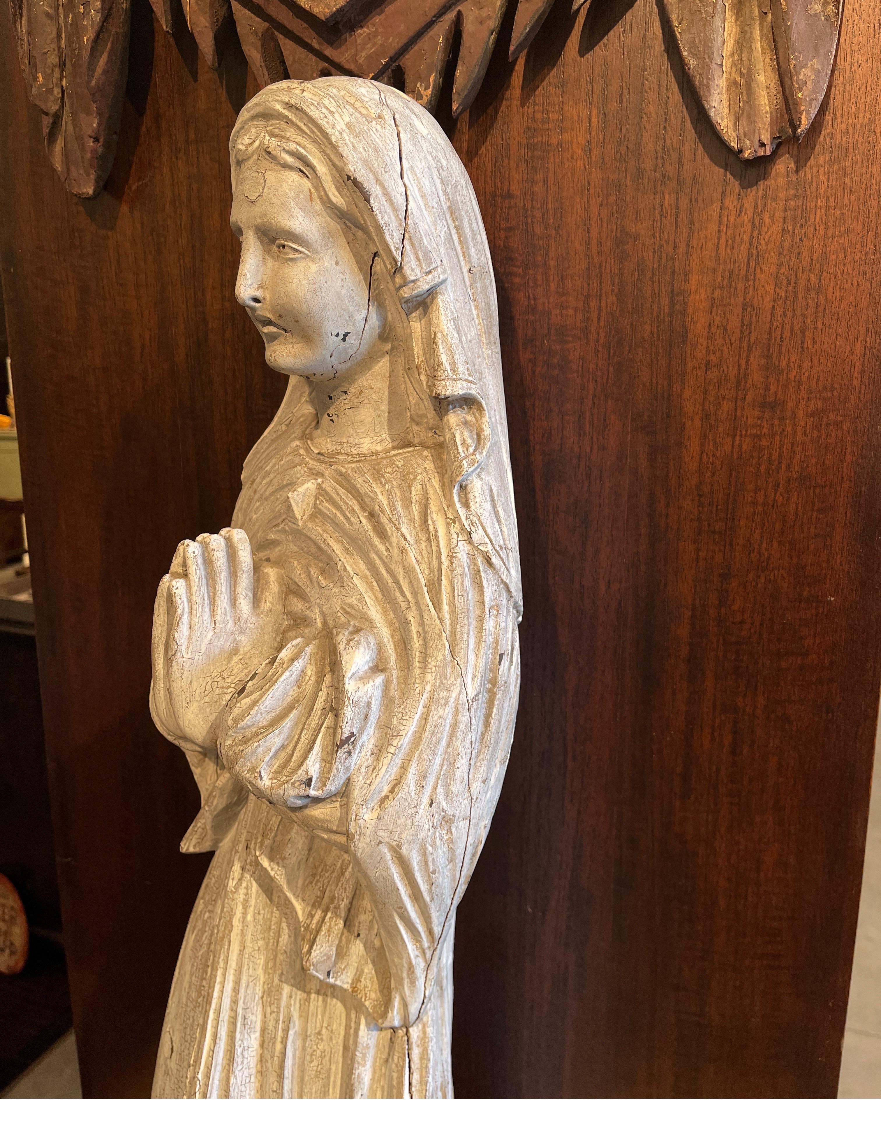Große antike europäische geschnitzte Madonna (20. Jahrhundert) im Angebot