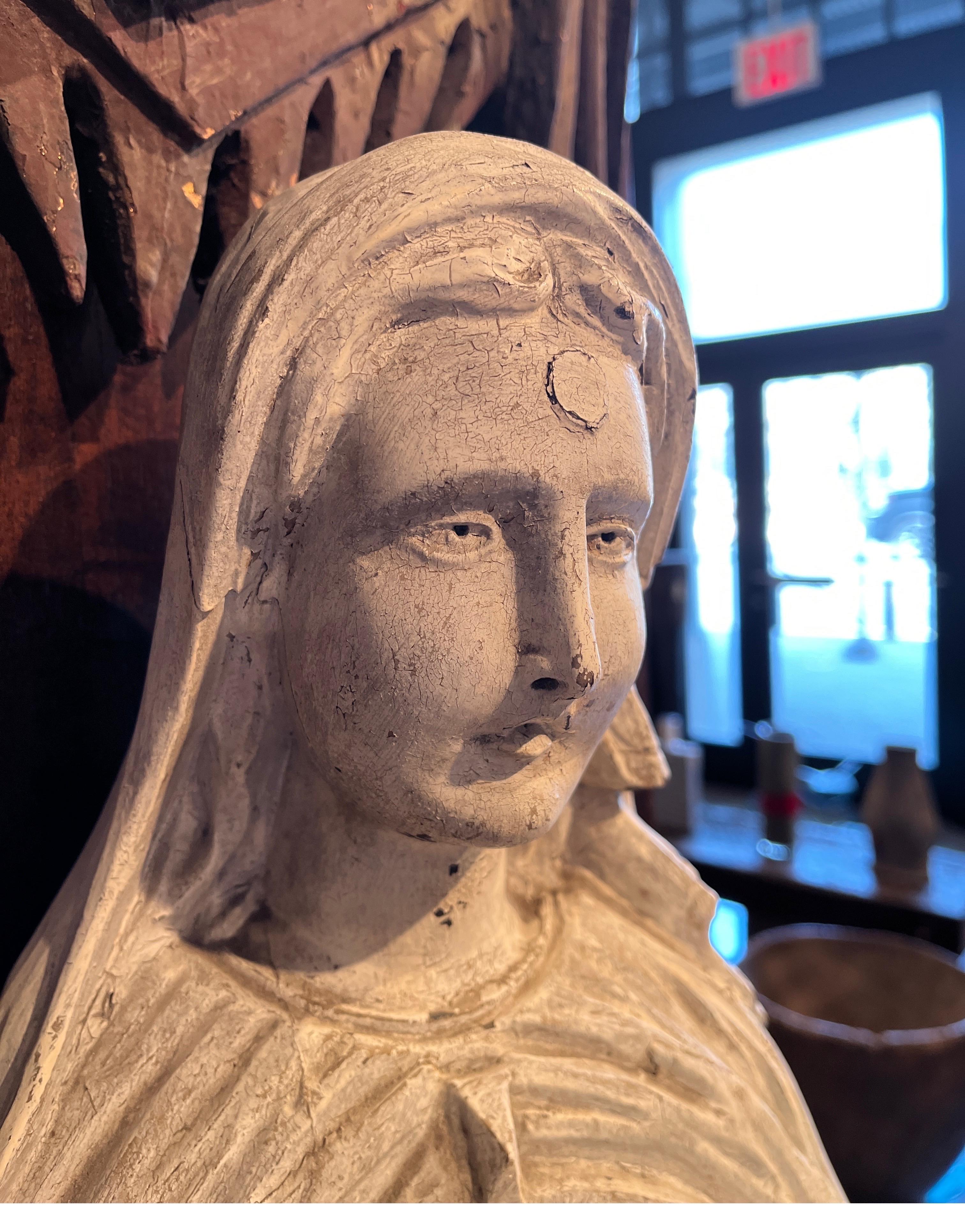 Große antike europäische geschnitzte Madonna im Angebot 3