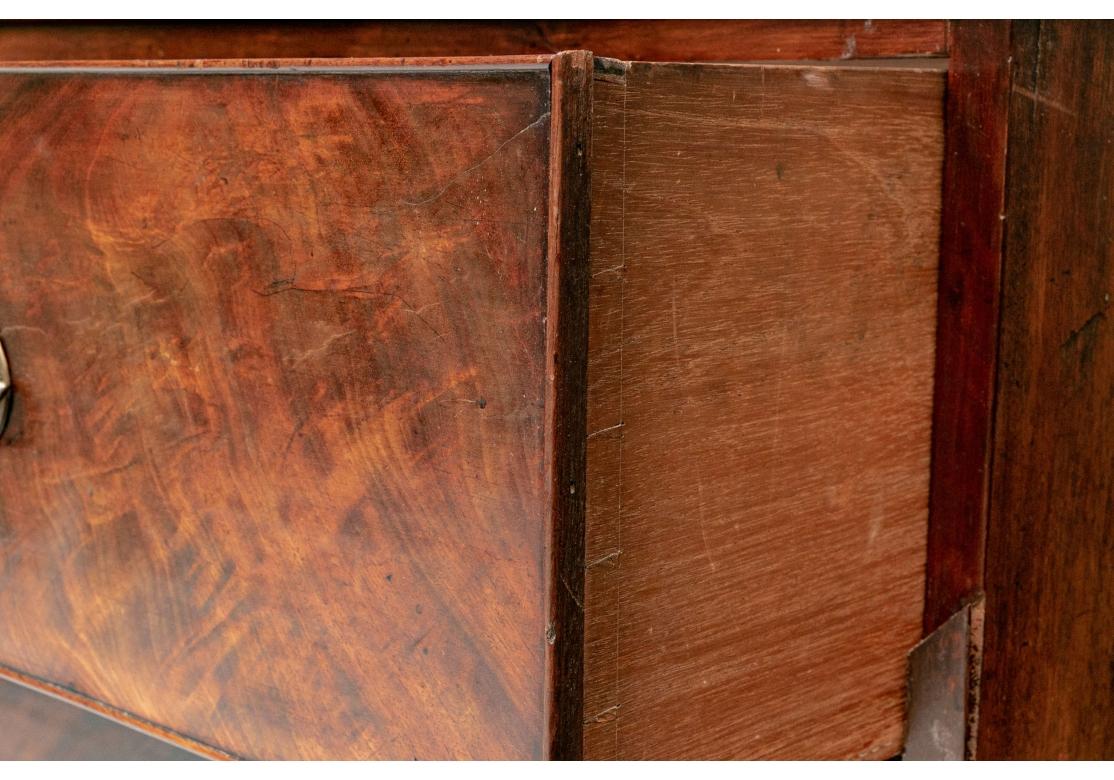 Große antike gemaserte Mahagoni-Leinenpresse im Zustand „Starke Gebrauchsspuren“ im Angebot in Bridgeport, CT