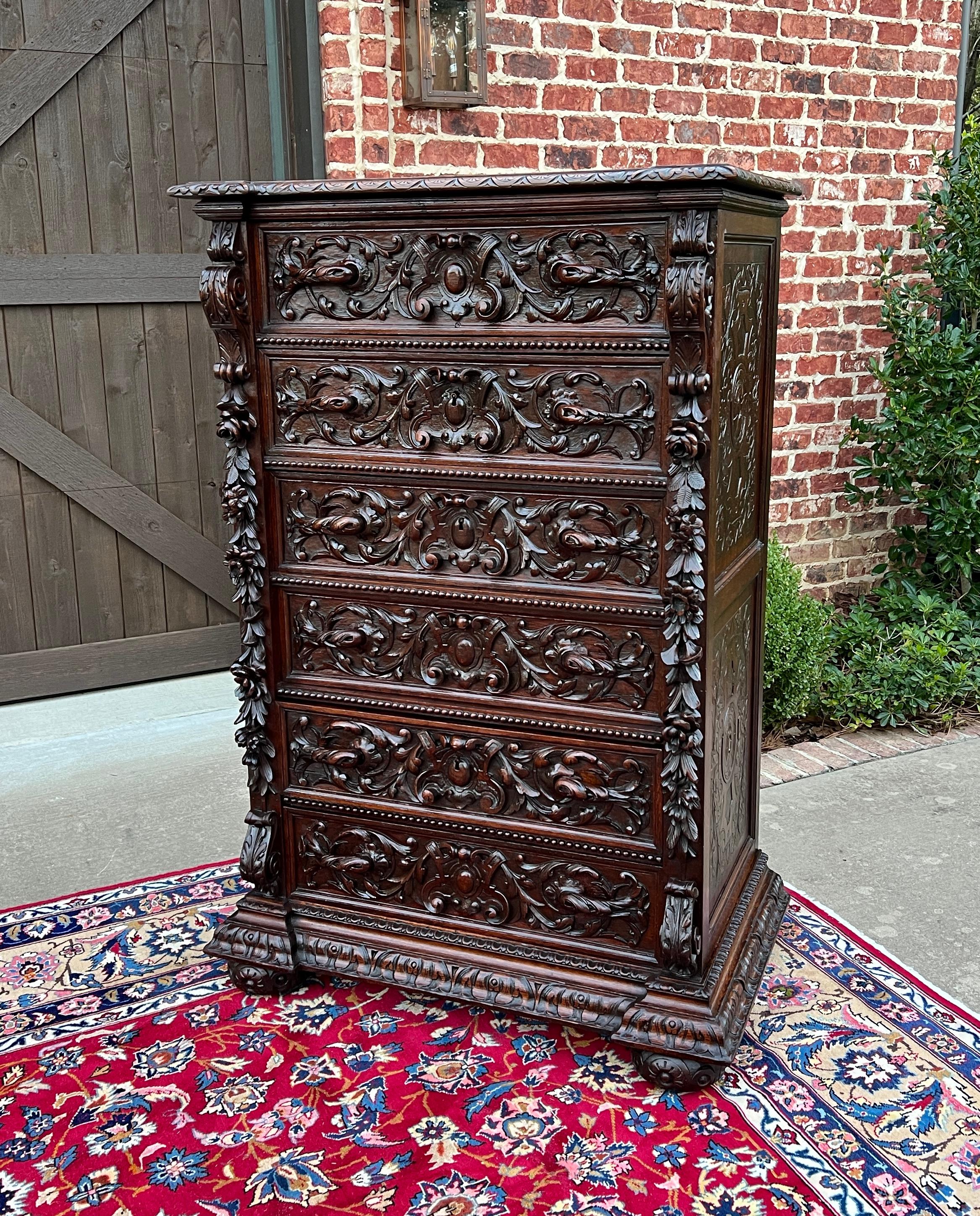EXQUISITE 19° secolo Antique French Oak Renaissance Revival Chest of Drawers
~~c. 1880s 

Si tratta di una splendida cassettiera rinascimentale in quercia francese ORNATE con intricati intagli, tra cui pannelli laterali intagliati e un medaglione a