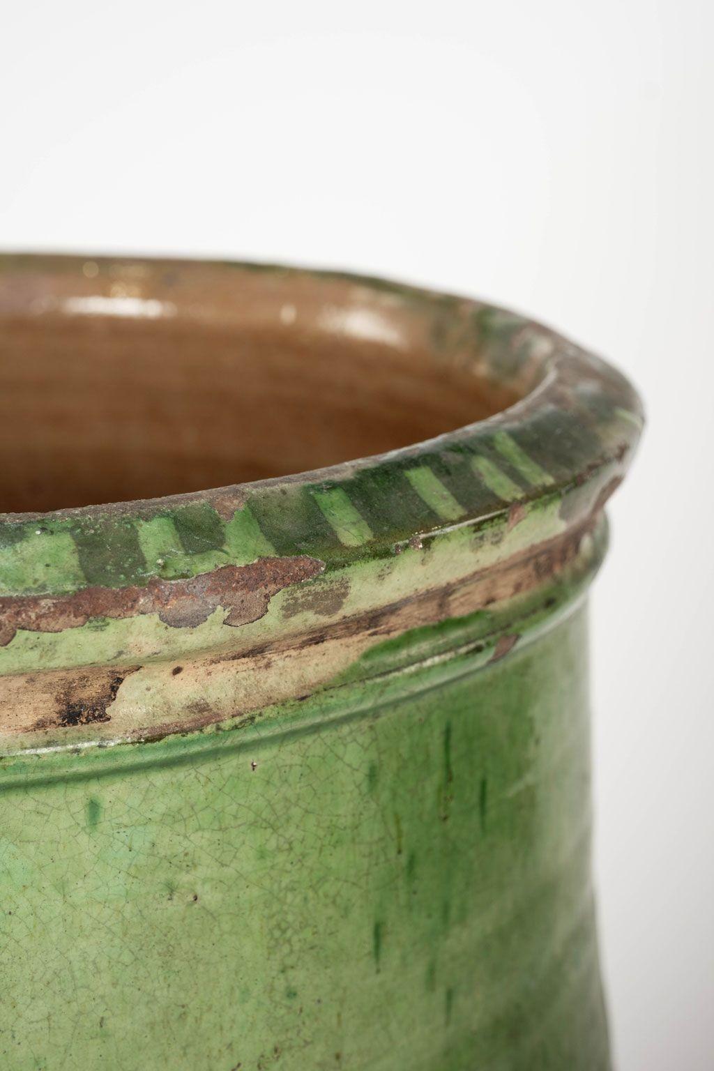 Alta jarra antigua francesa de terracota esmaltada en verde, del siglo XIX. Las 