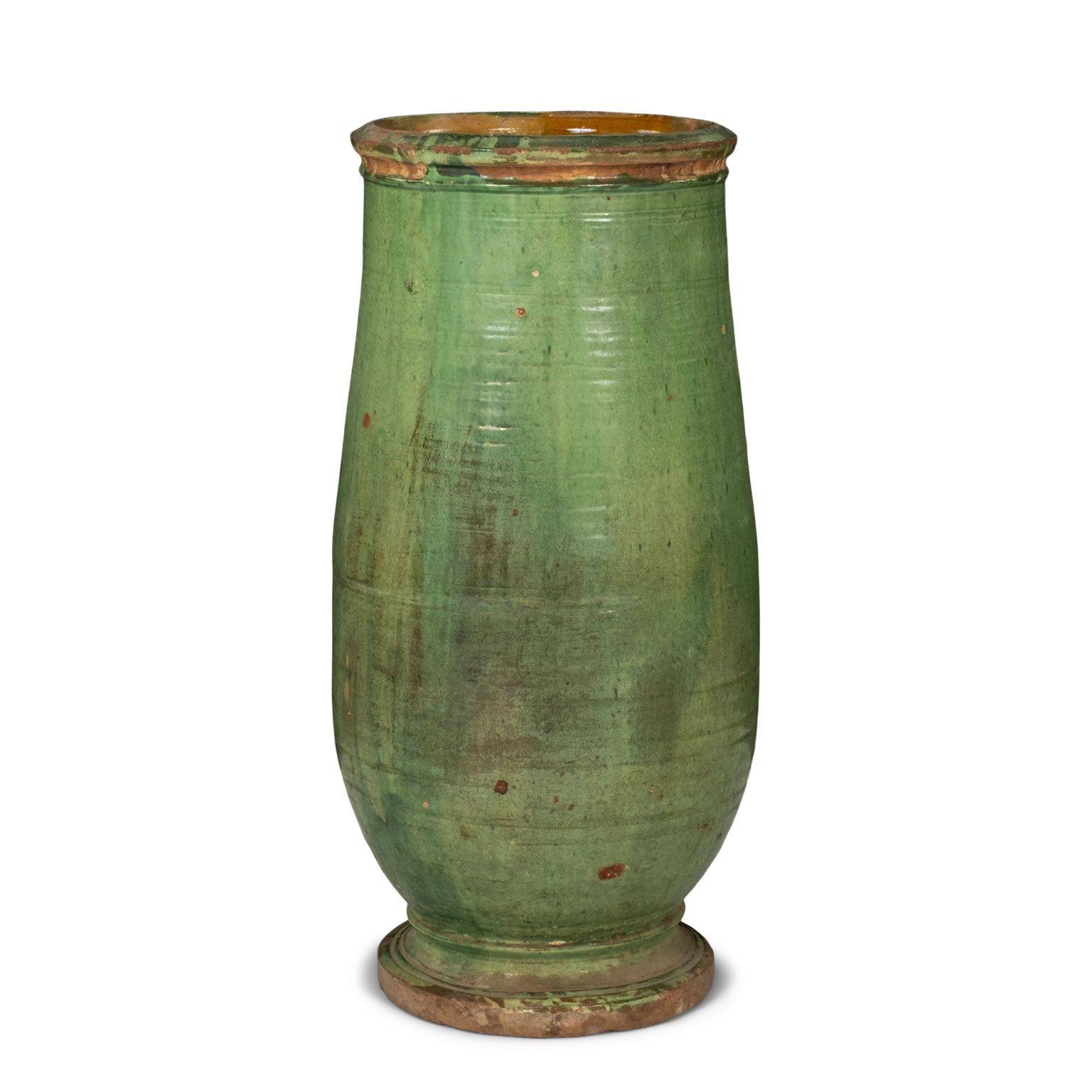 Tarro alto Antique French esmaltado verde Olivette Provincial francés en venta