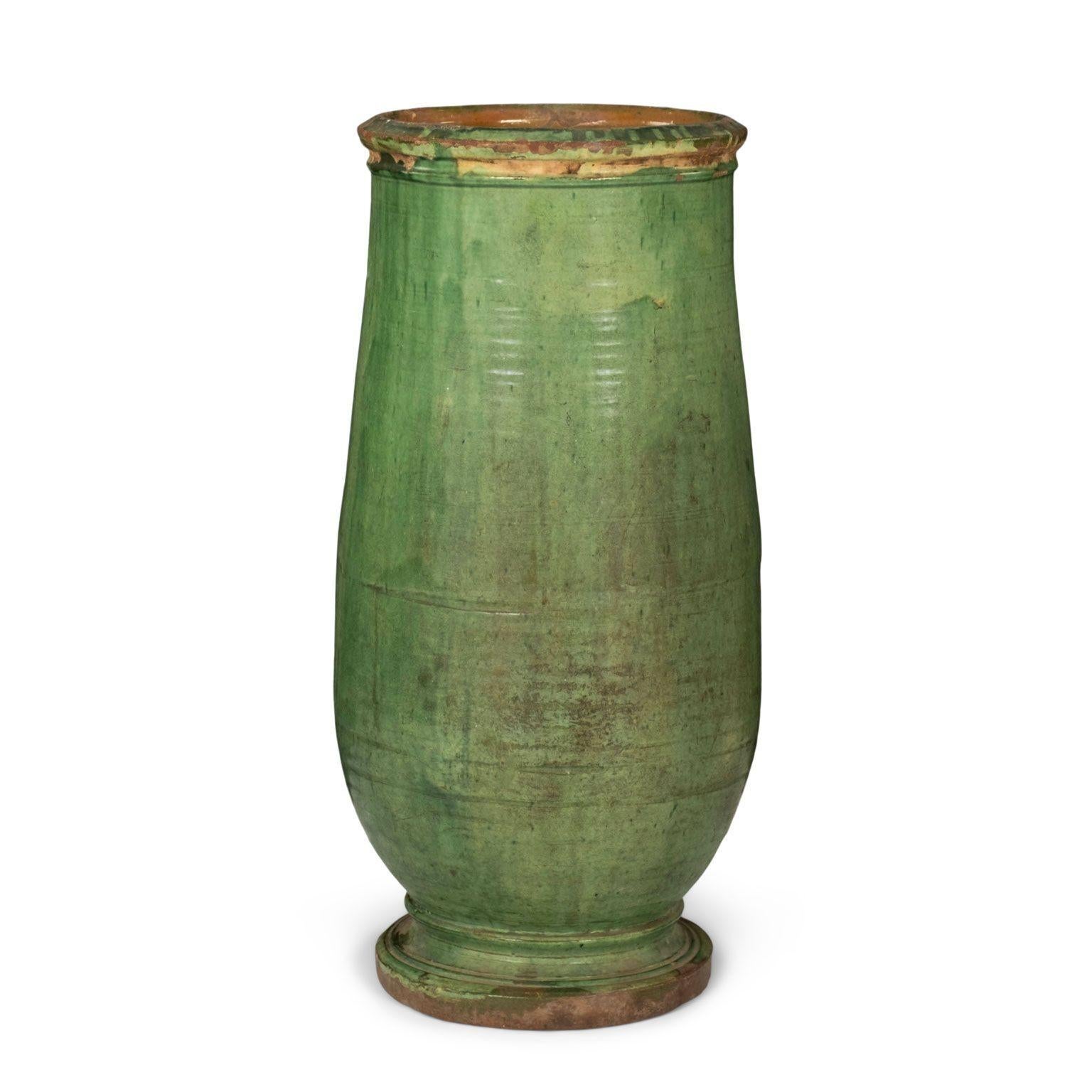 Tarro alto Antique French esmaltado verde Olivette siglo XIX en venta