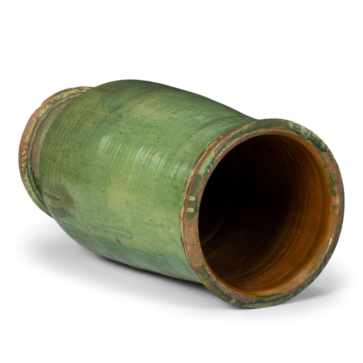 Tarro alto Antique French esmaltado verde Olivette Terracota en venta