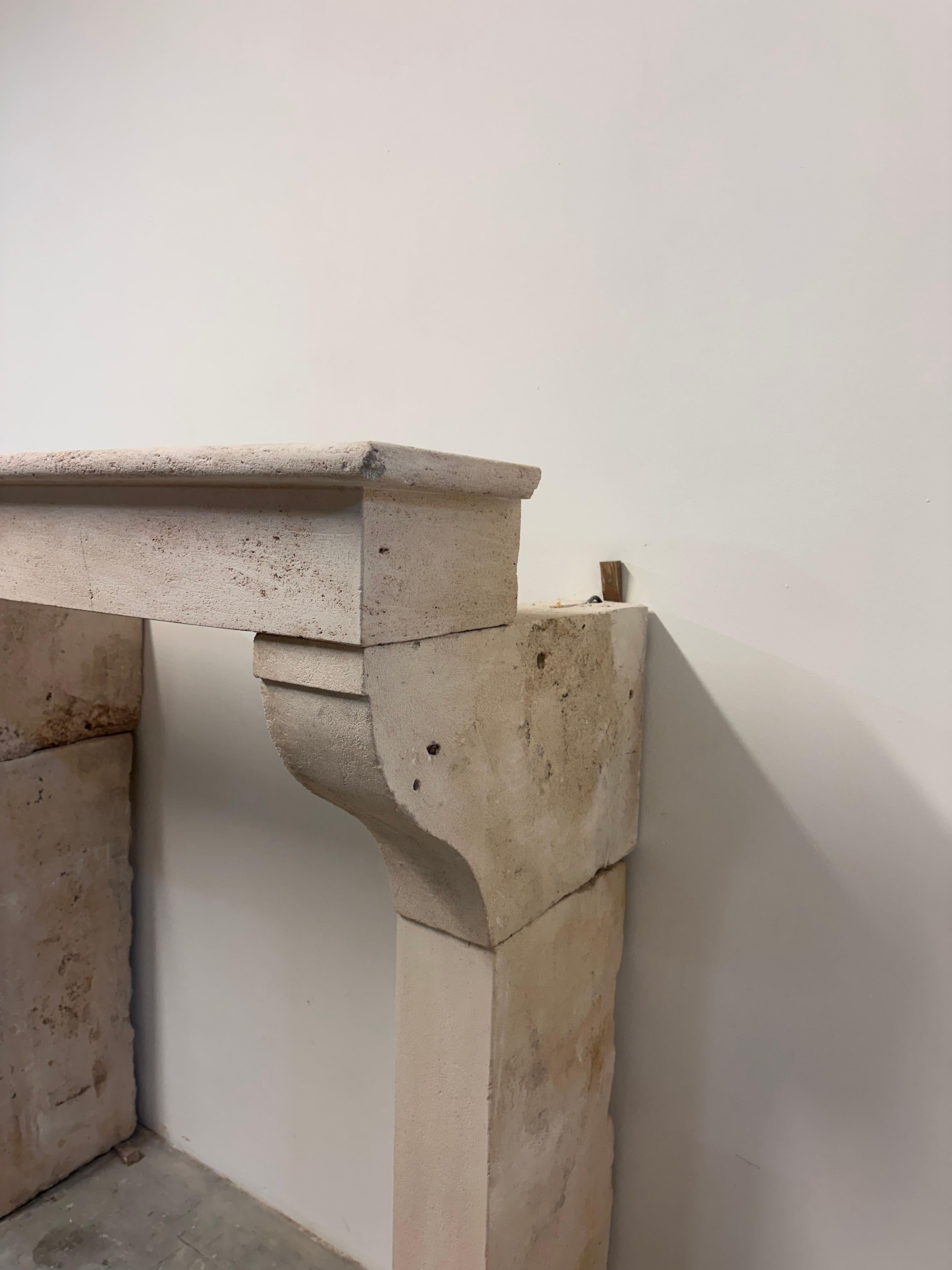 Alta repisa de chimenea de piedra caliza Antique French - ¡Elegancia económica! en venta 4
