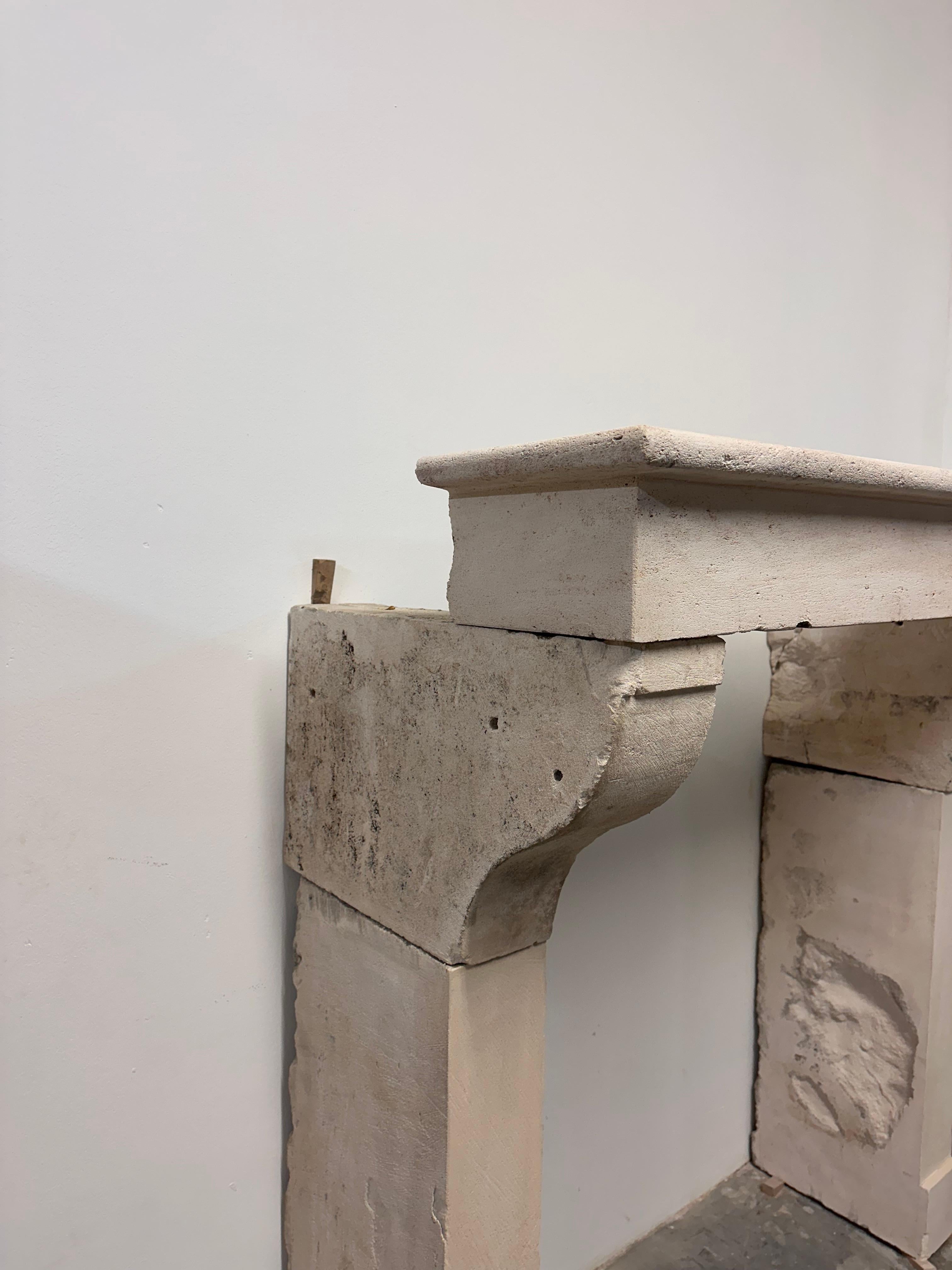 Alta repisa de chimenea de piedra caliza Antique French - ¡Elegancia económica! en venta 5