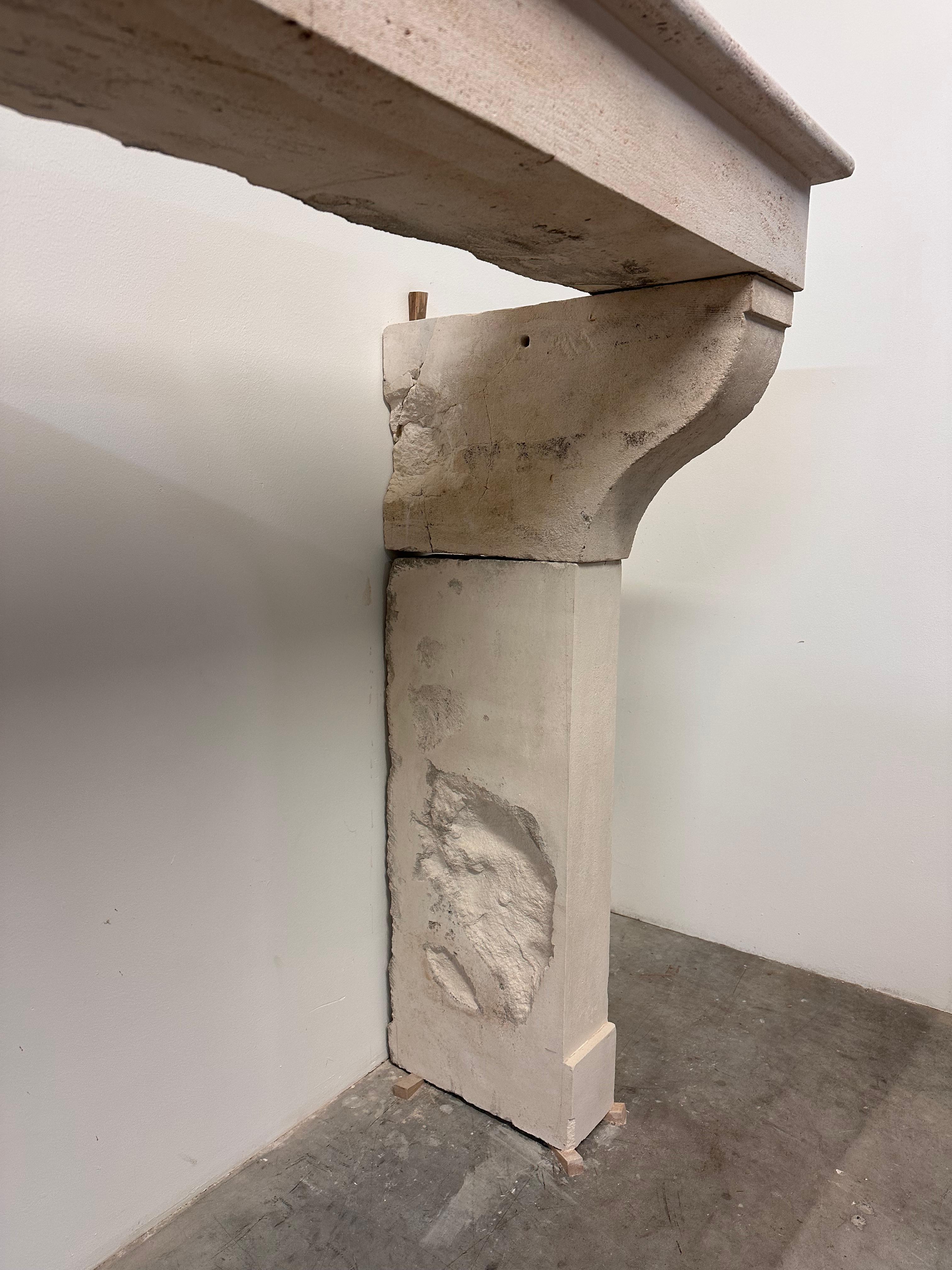 Alta repisa de chimenea de piedra caliza Antique French - ¡Elegancia económica! en venta 6