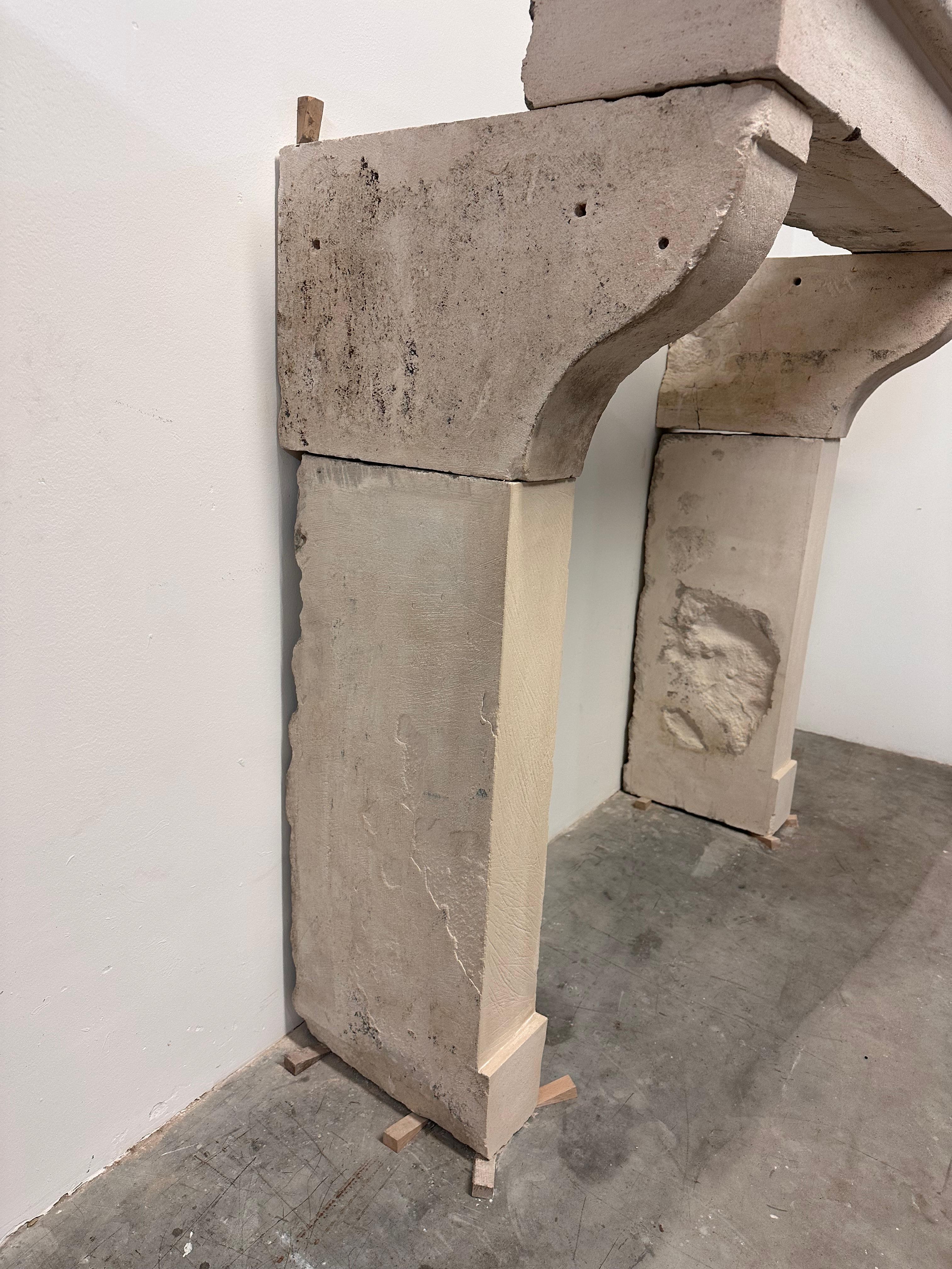 Alta repisa de chimenea de piedra caliza Antique French - ¡Elegancia económica! en venta 7