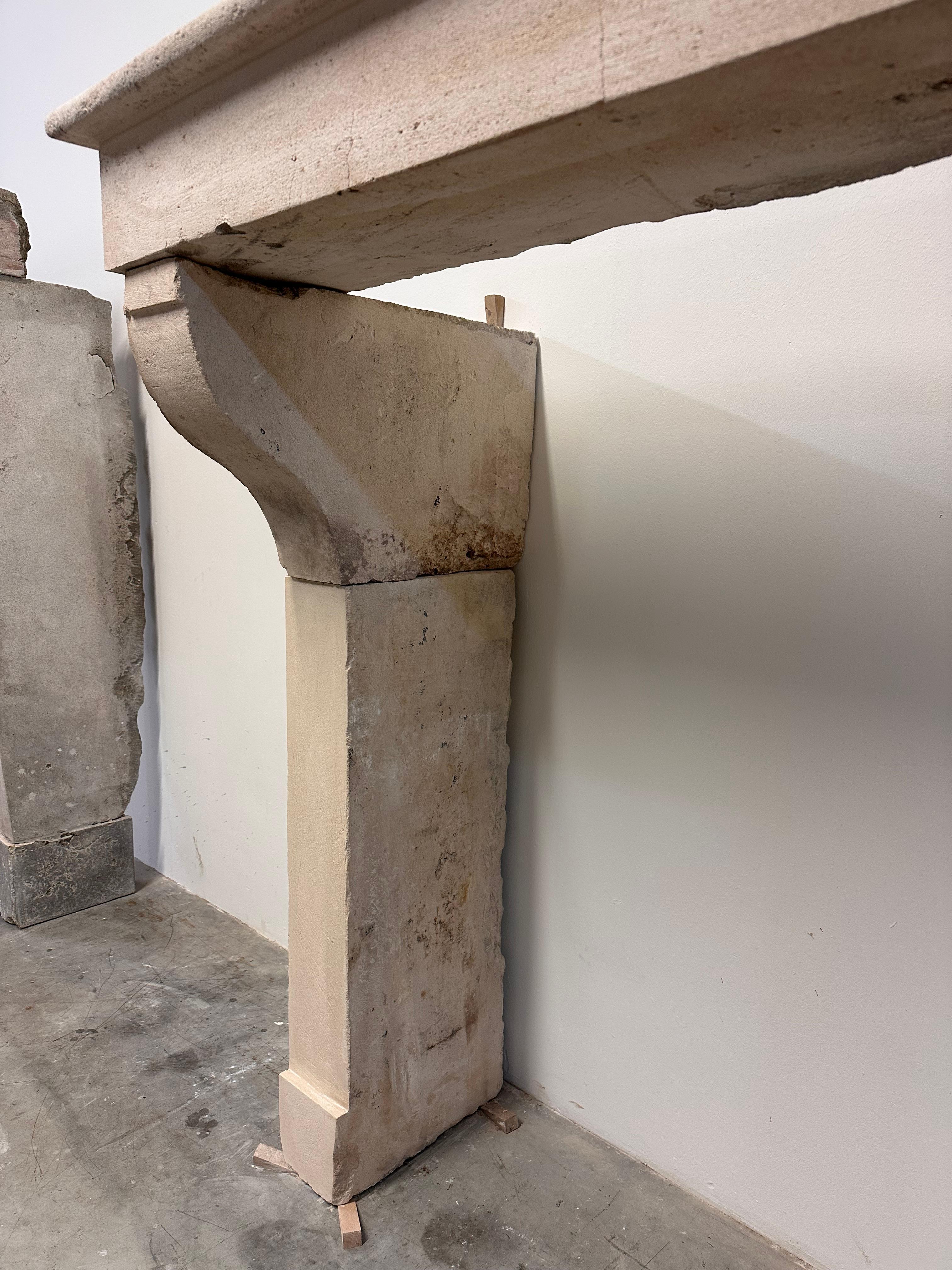 Alta repisa de chimenea de piedra caliza Antique French - ¡Elegancia económica! en venta 8