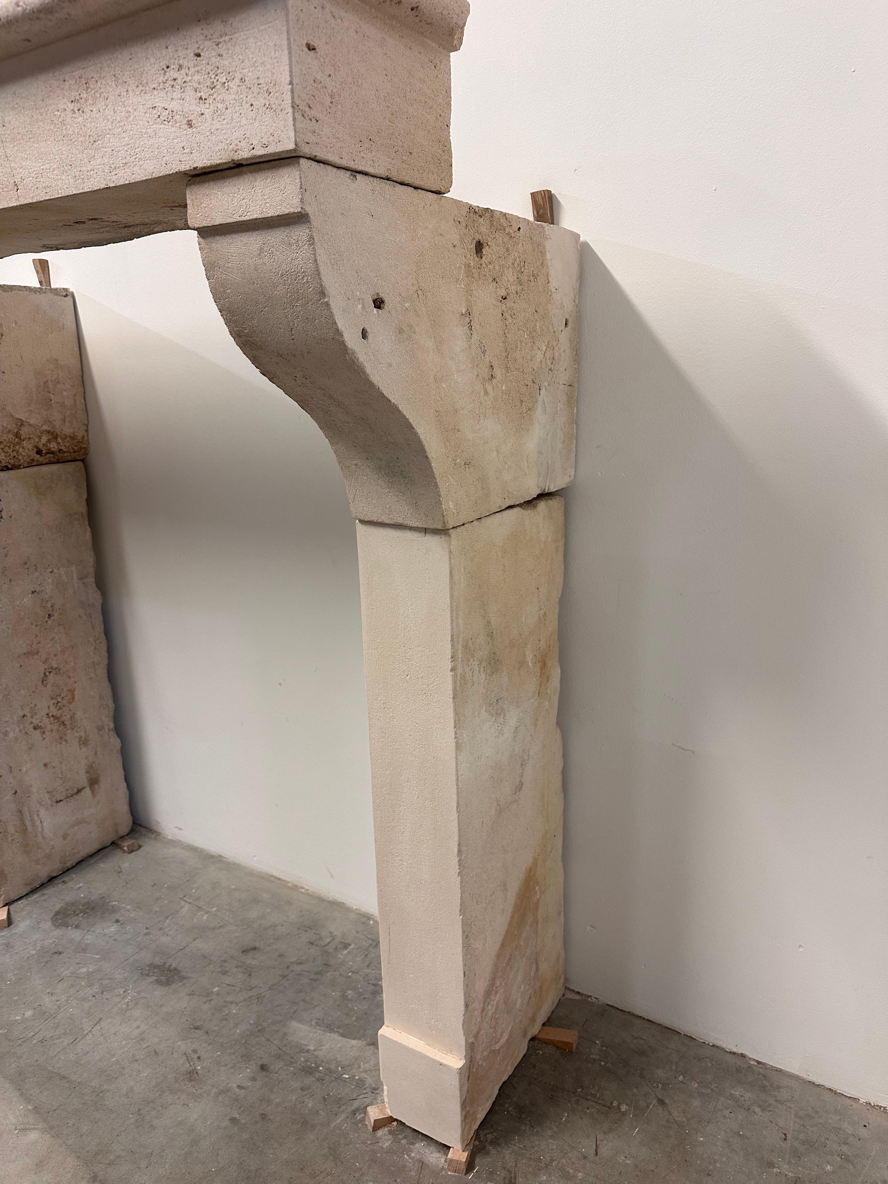Alta repisa de chimenea de piedra caliza Antique French - ¡Elegancia económica! en venta 9