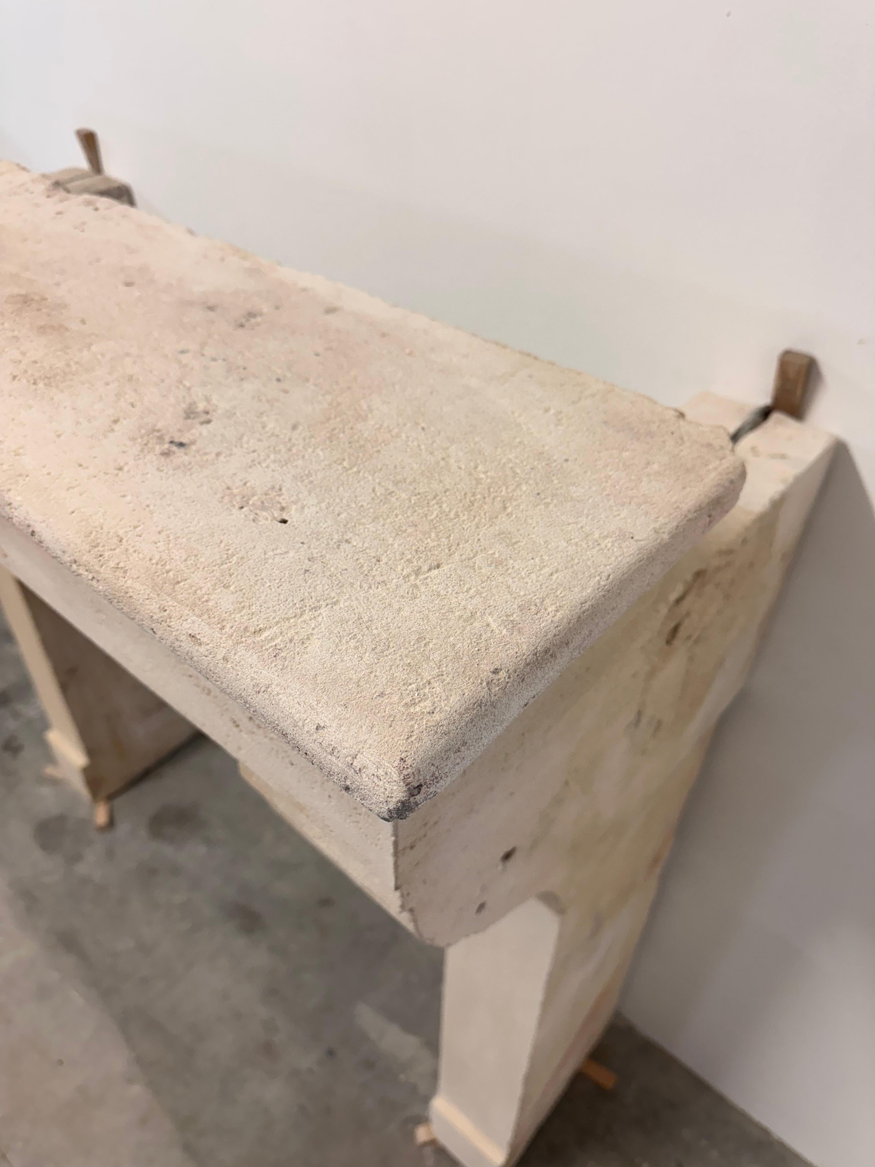 Alta repisa de chimenea de piedra caliza Antique French - ¡Elegancia económica! en venta 10