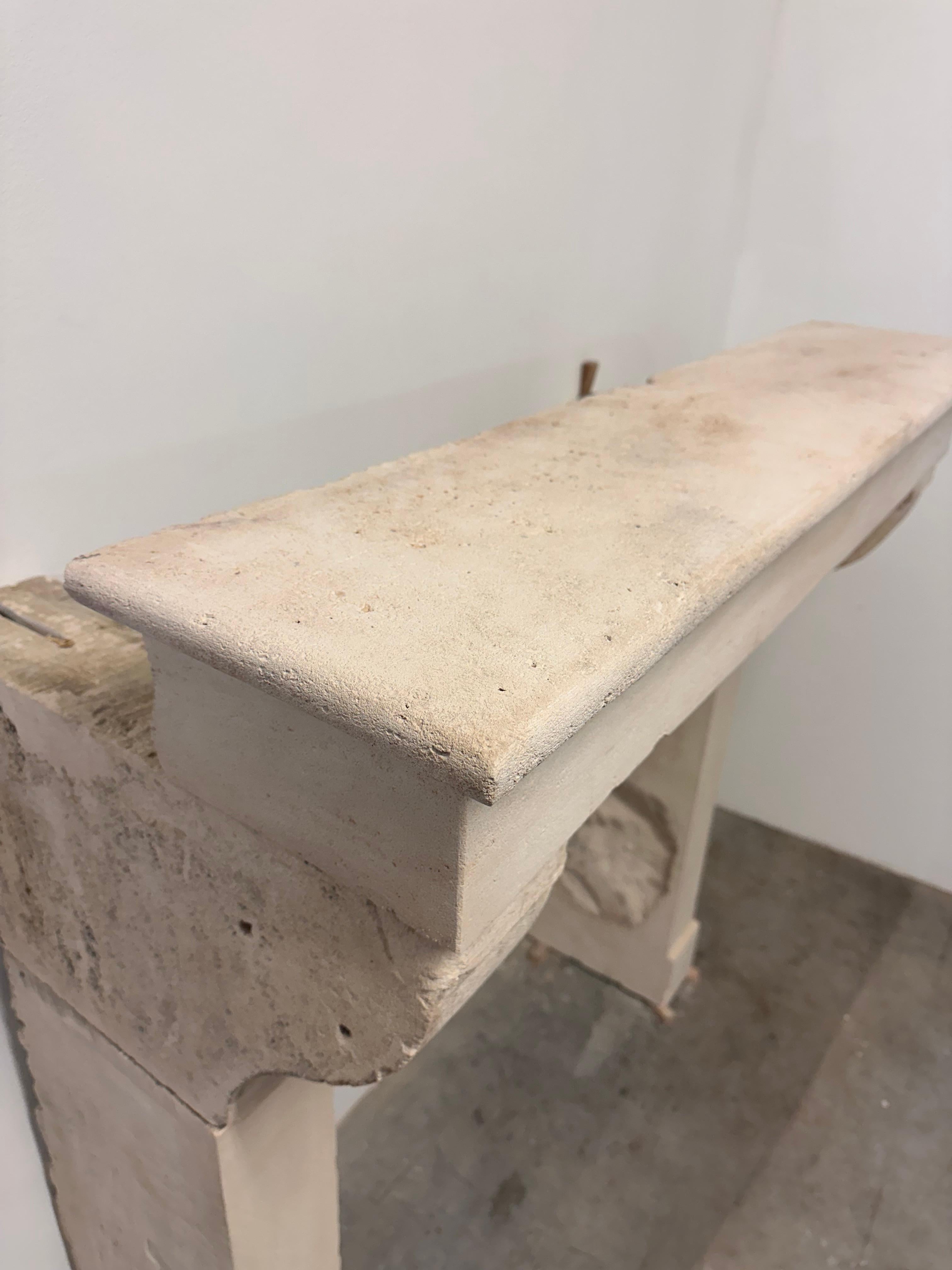Alta repisa de chimenea de piedra caliza Antique French - ¡Elegancia económica! en venta 11
