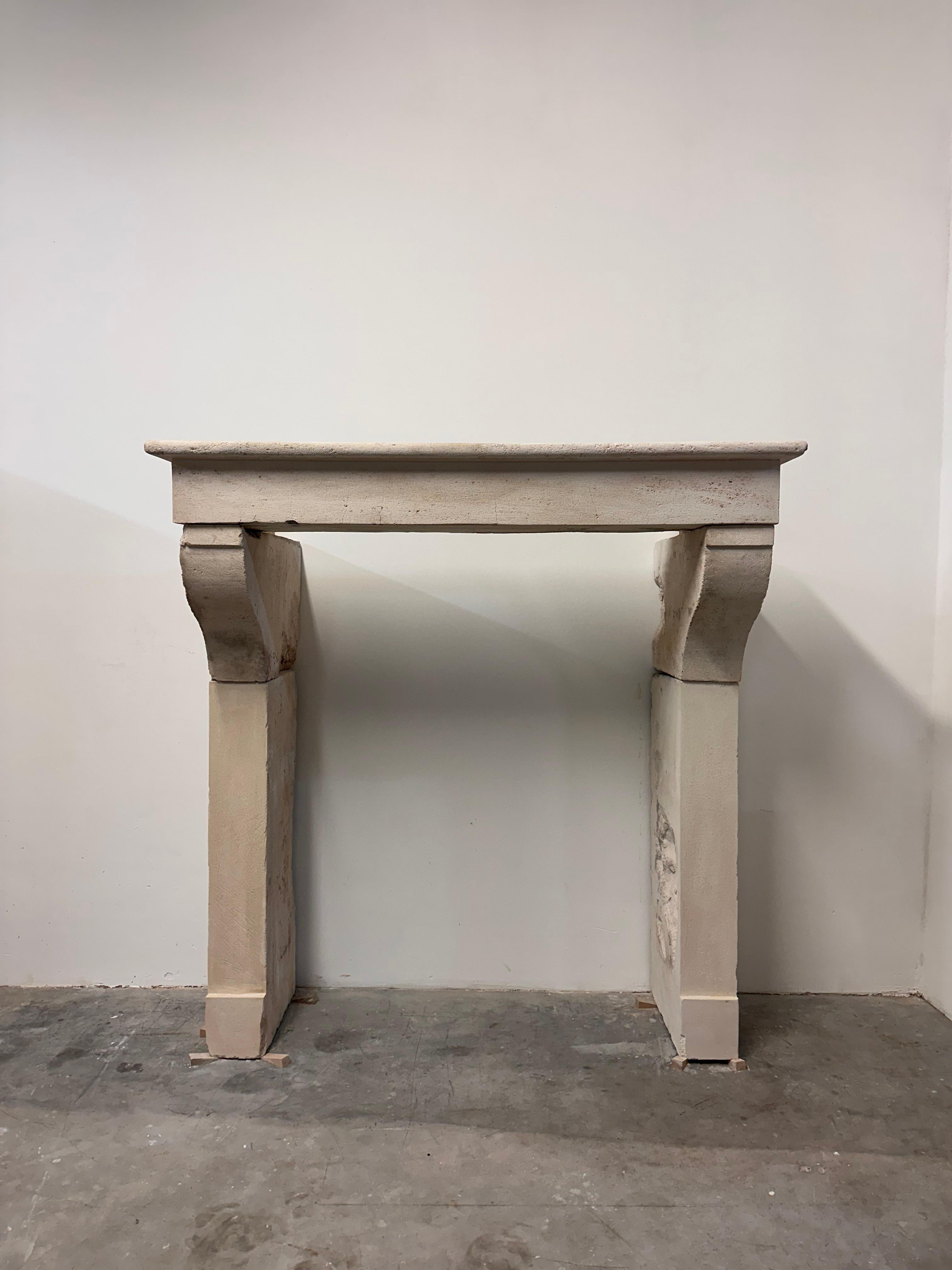 Alta repisa de chimenea de piedra caliza Antique French - ¡Elegancia económica! Francés en venta