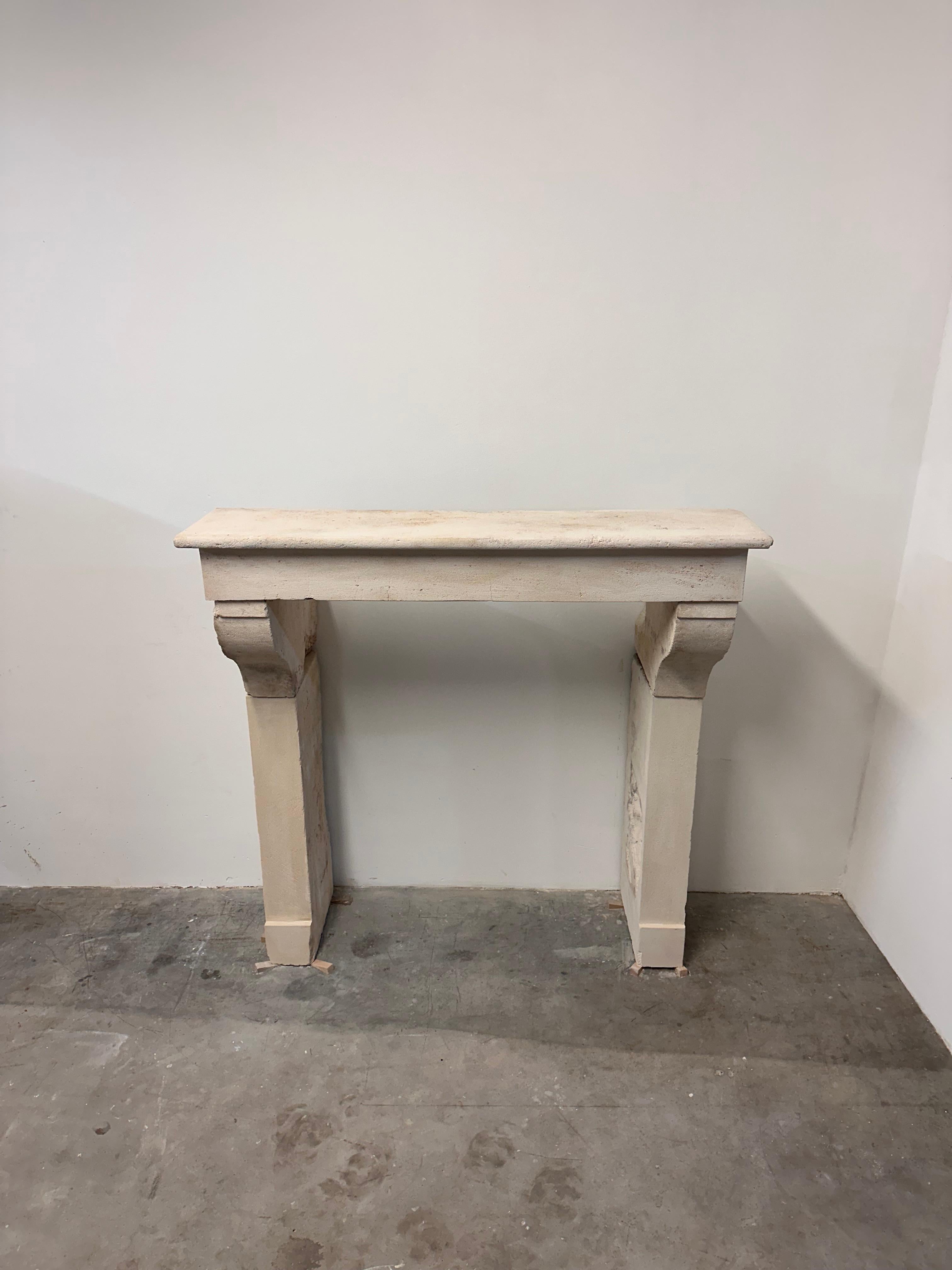 Alta repisa de chimenea de piedra caliza Antique French - ¡Elegancia económica! en Bastante bueno estado para la venta en Haarlem, Noord-Holland