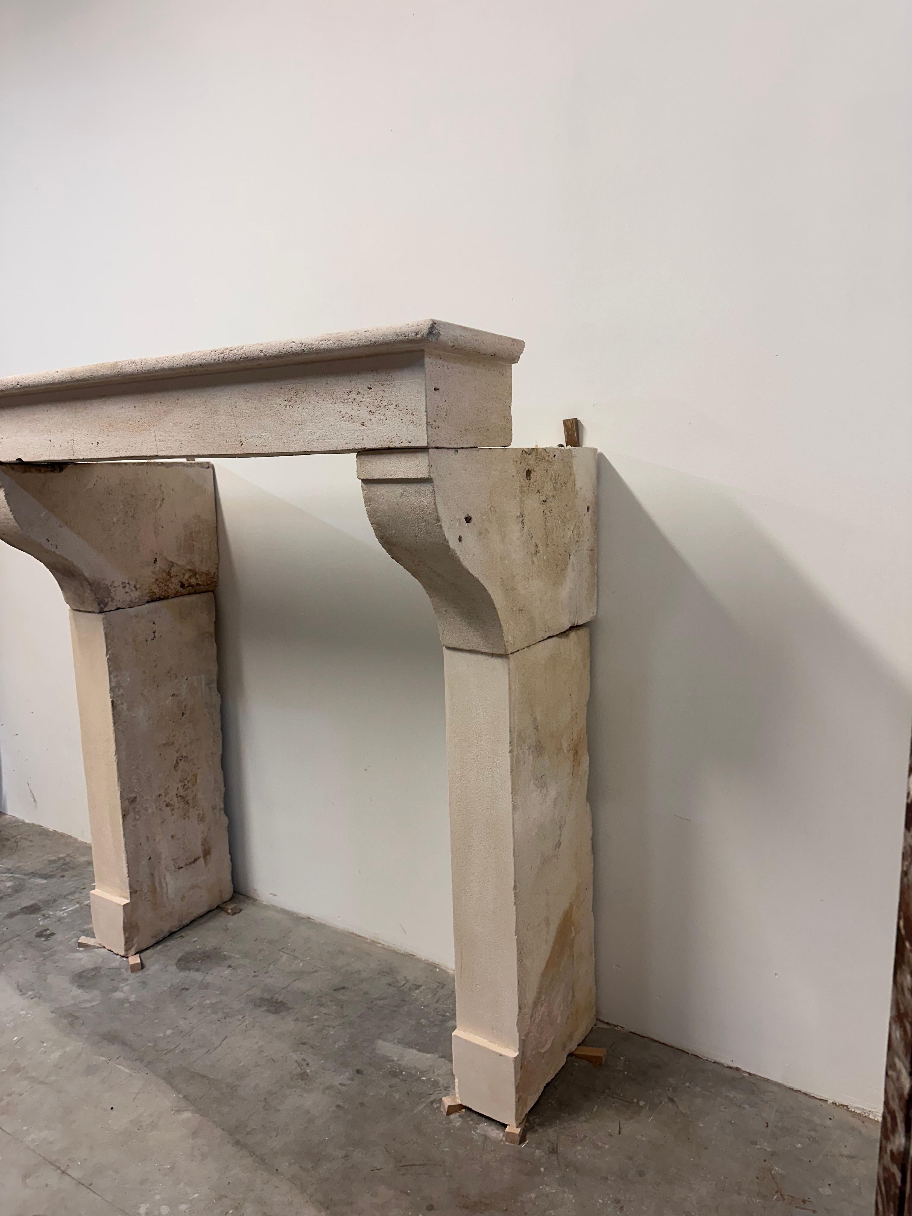 Alta repisa de chimenea de piedra caliza Antique French - ¡Elegancia económica! siglo XIX en venta