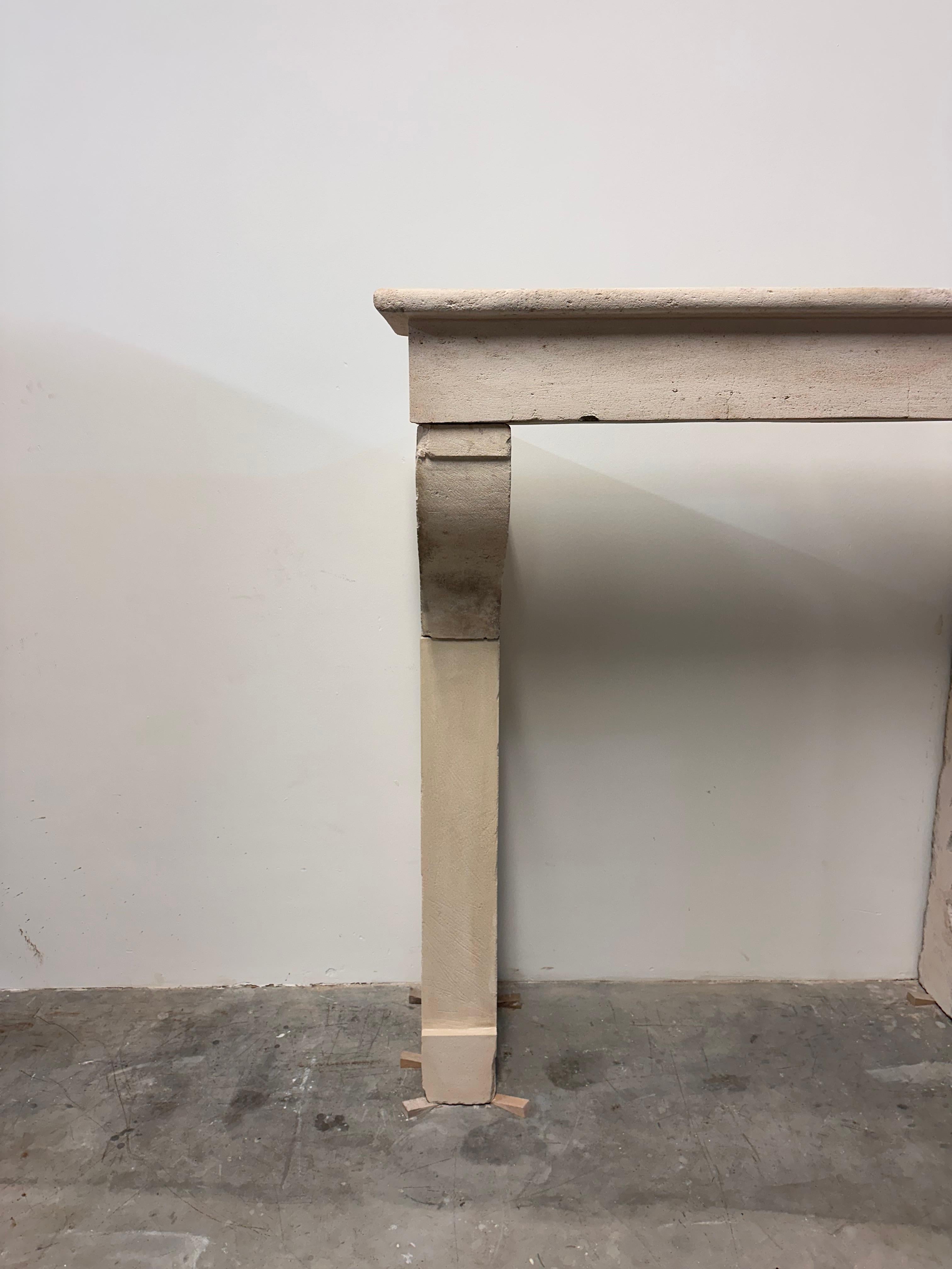 Alta repisa de chimenea de piedra caliza Antique French - ¡Elegancia económica! en venta 1