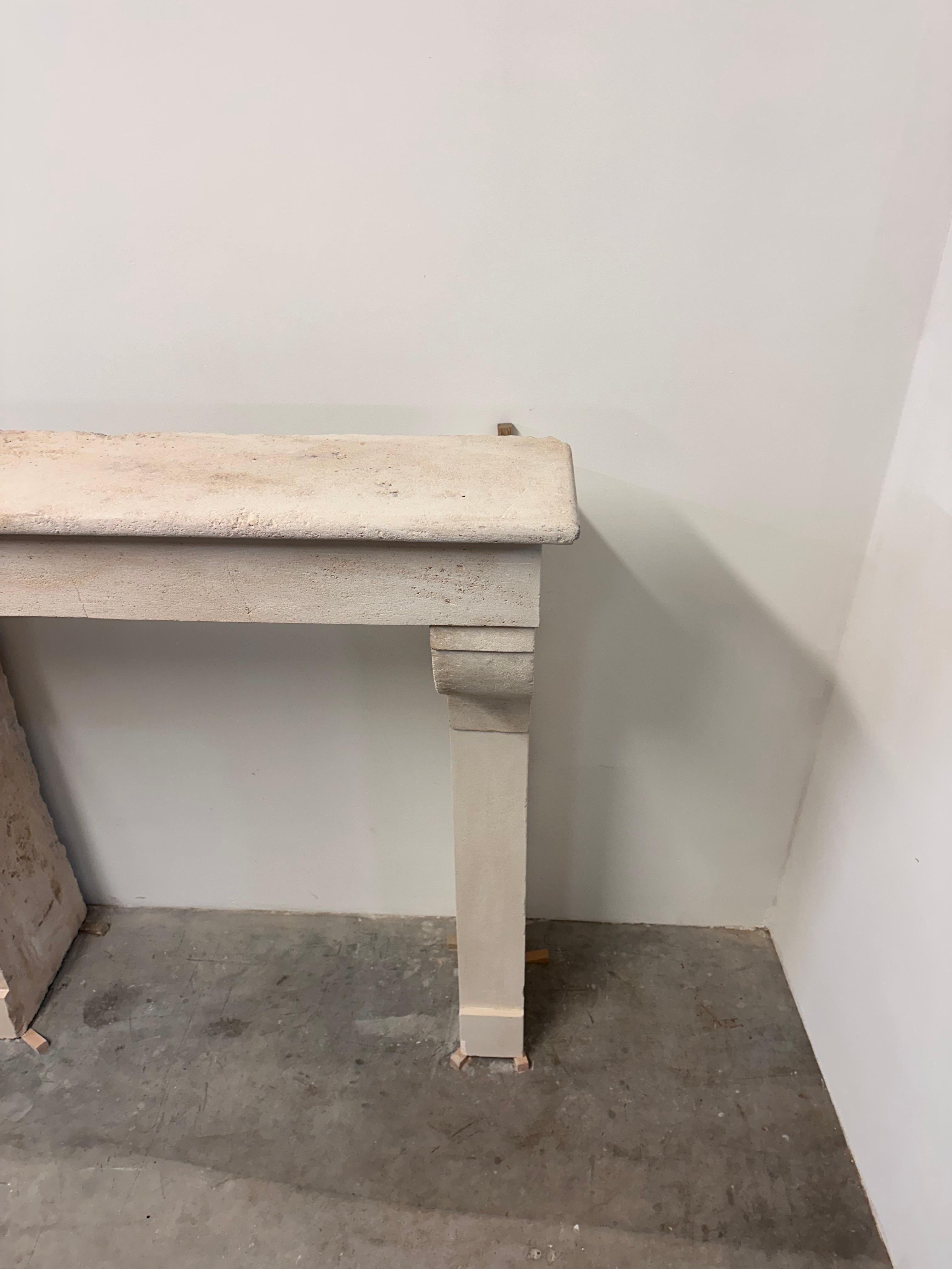 Alta repisa de chimenea de piedra caliza Antique French - ¡Elegancia económica! en venta 3