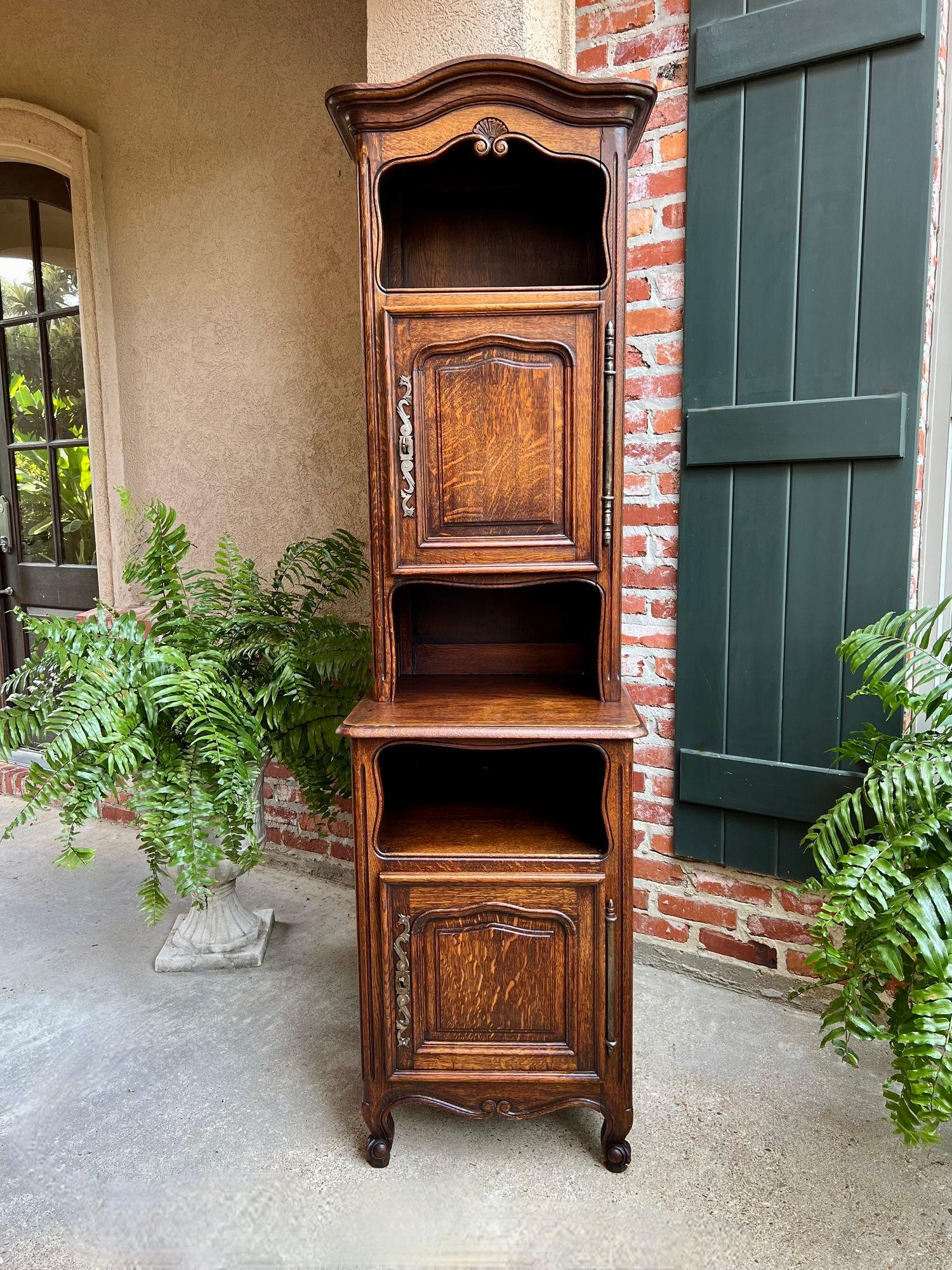 Armario alto francés antiguo Luis XV Armario alto para ropa blanca Librería de roble tallado en venta 5