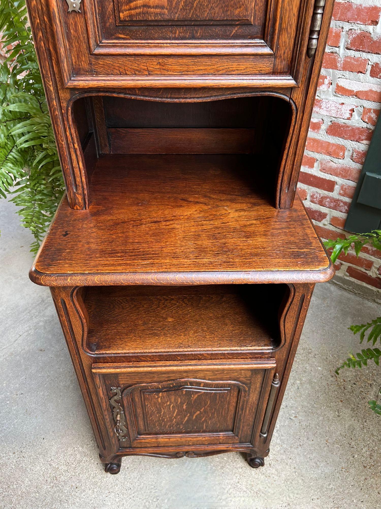 Armario alto francés antiguo Luis XV Armario alto para ropa blanca Librería de roble tallado en venta 8