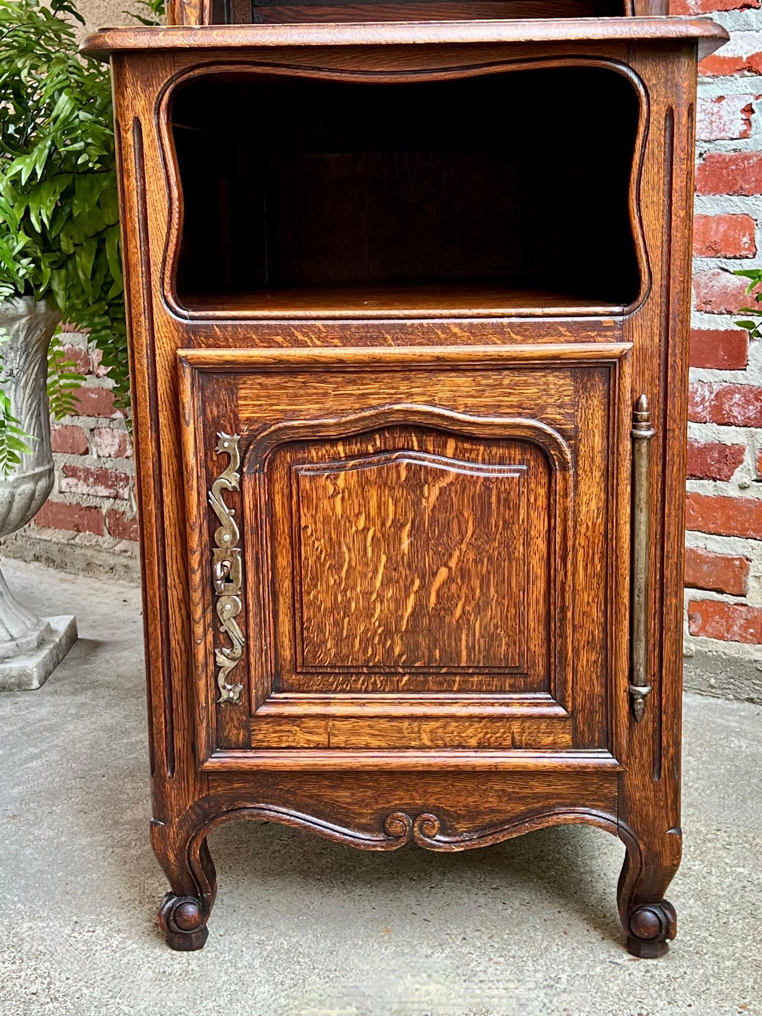 Armario alto francés antiguo Luis XV Armario alto para ropa blanca Librería de roble tallado en venta 9