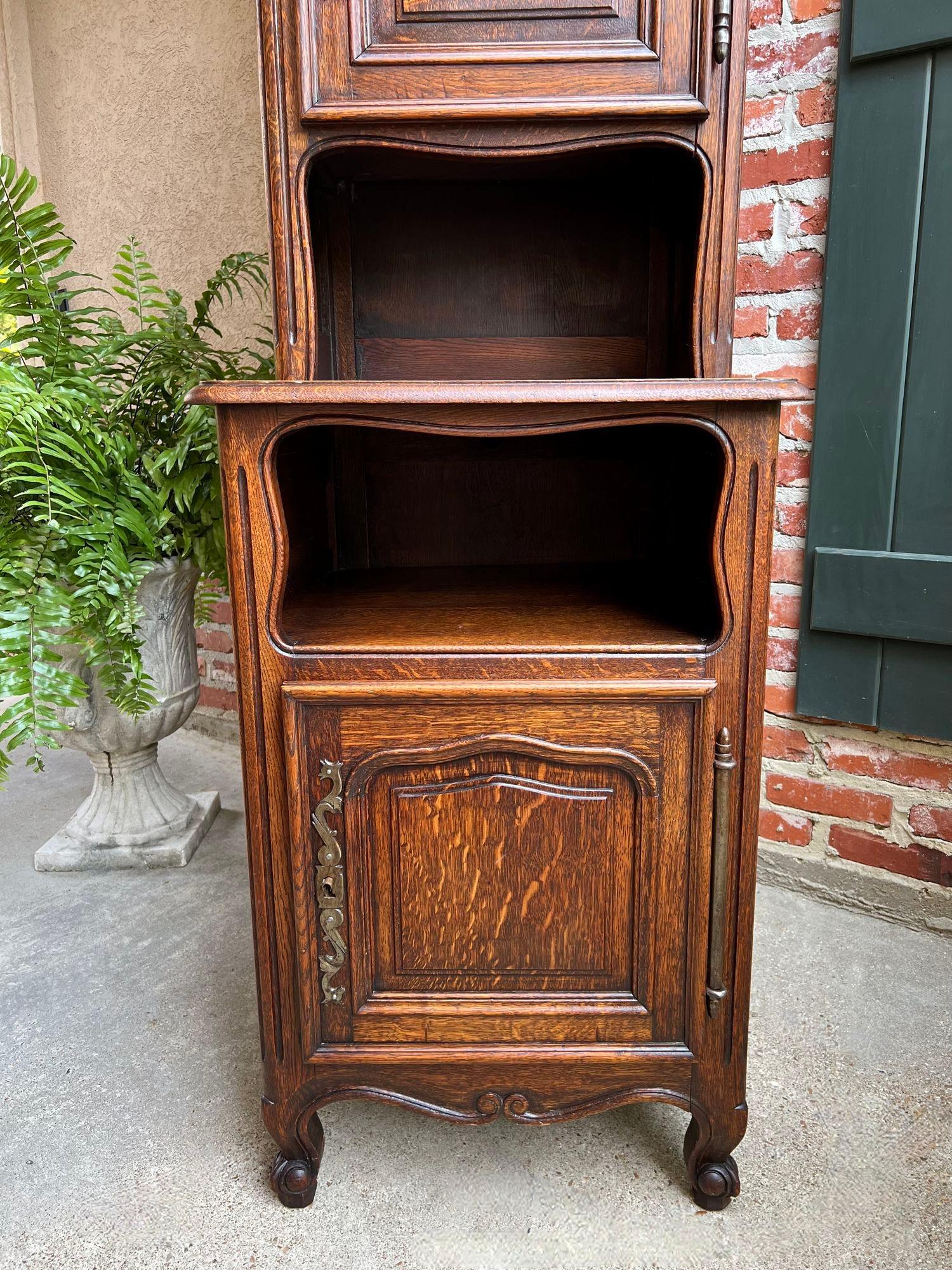 Armario alto francés antiguo Luis XV Armario alto para ropa blanca Librería de roble tallado Roble en venta