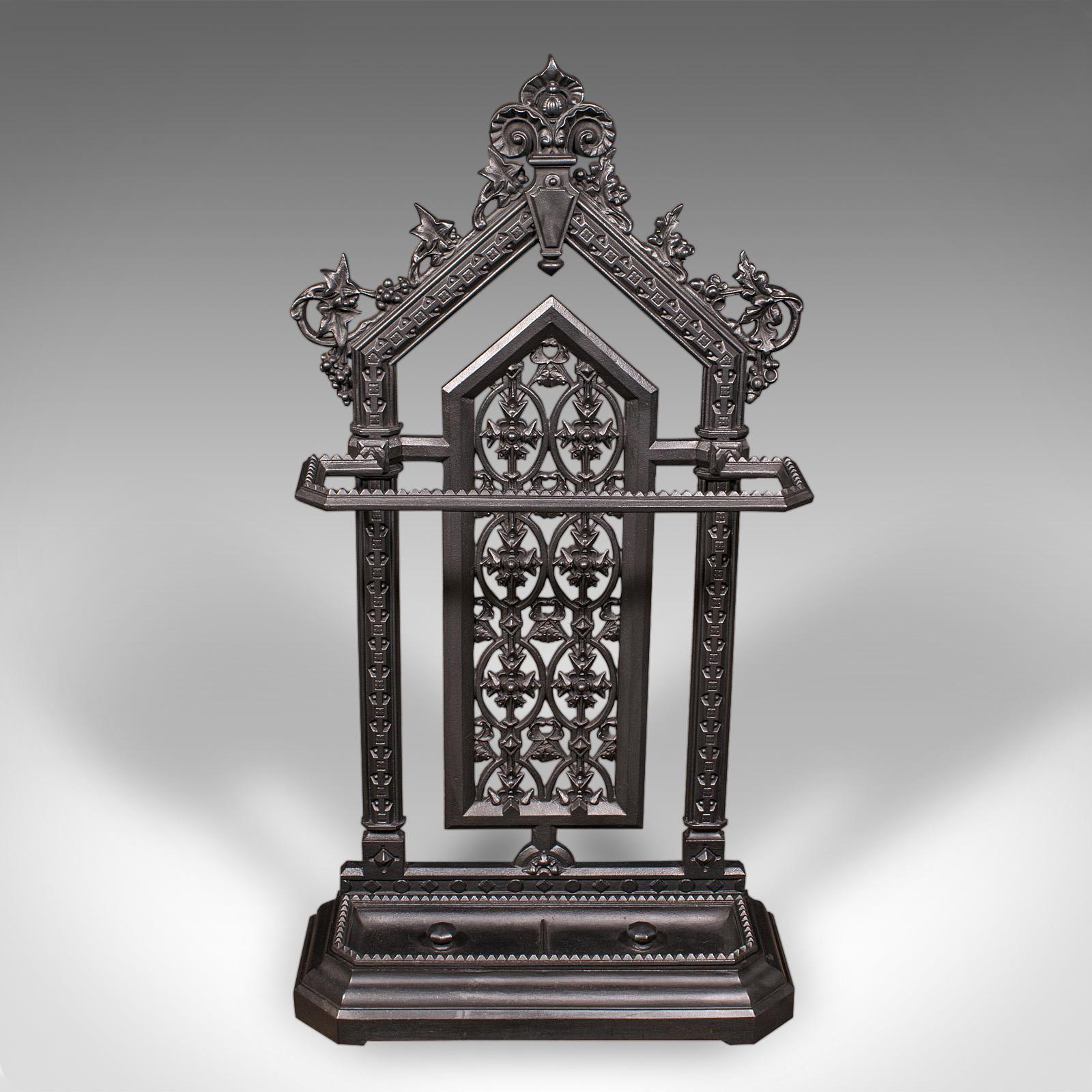 Il s'agit d'un grand support de bâton de couloir antique. Porte-parapluies anglais en fonte, datant de la période victorienne, vers 1870. Une pièce majestueuse et décorative, offrant une forme et une présence superbes pour l'entrée