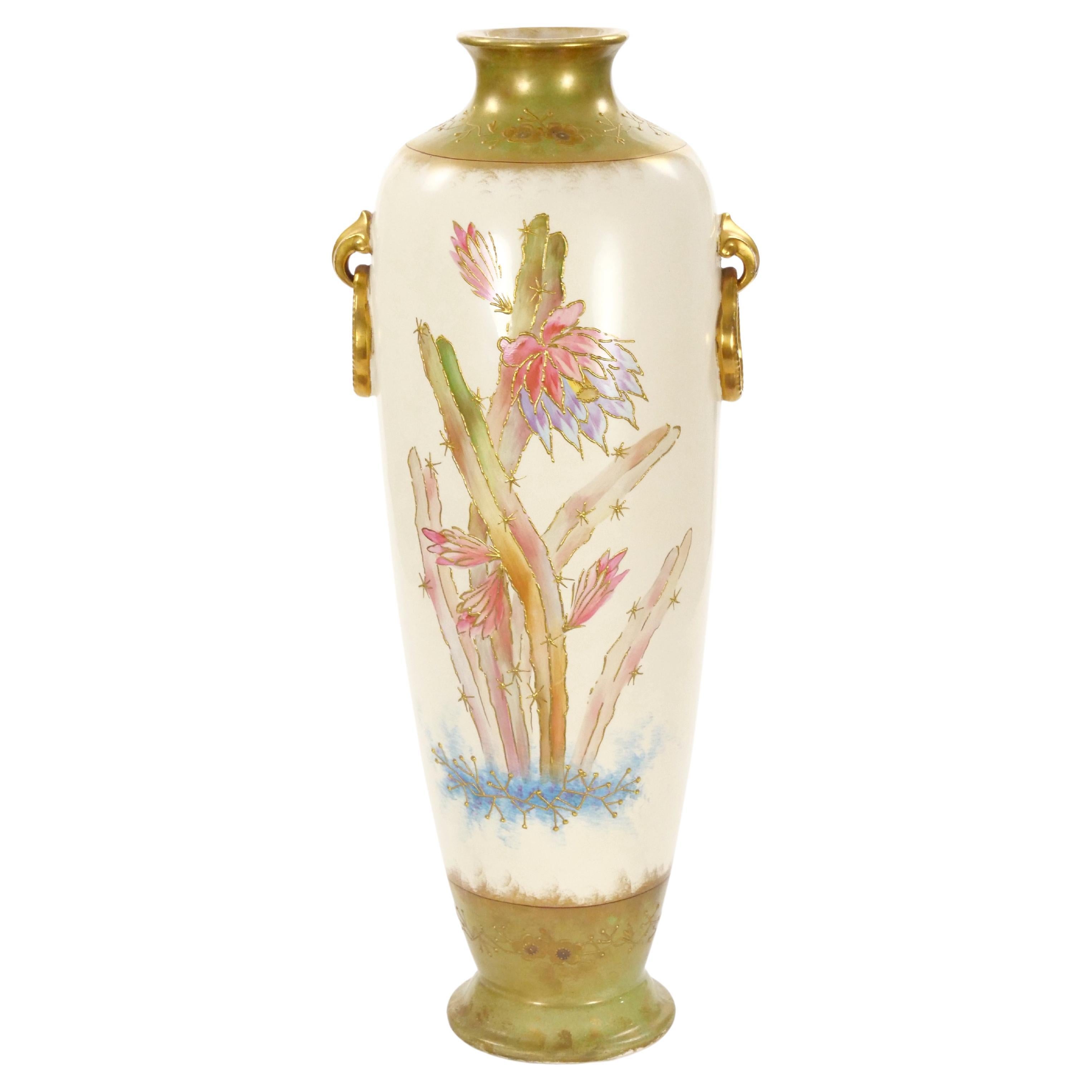 Jarrón alto antiguo de porcelana decorativa alemana pintado a mano y dorado