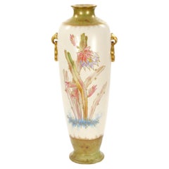 Jarrón alto antiguo de porcelana decorativa alemana pintado a mano y dorado