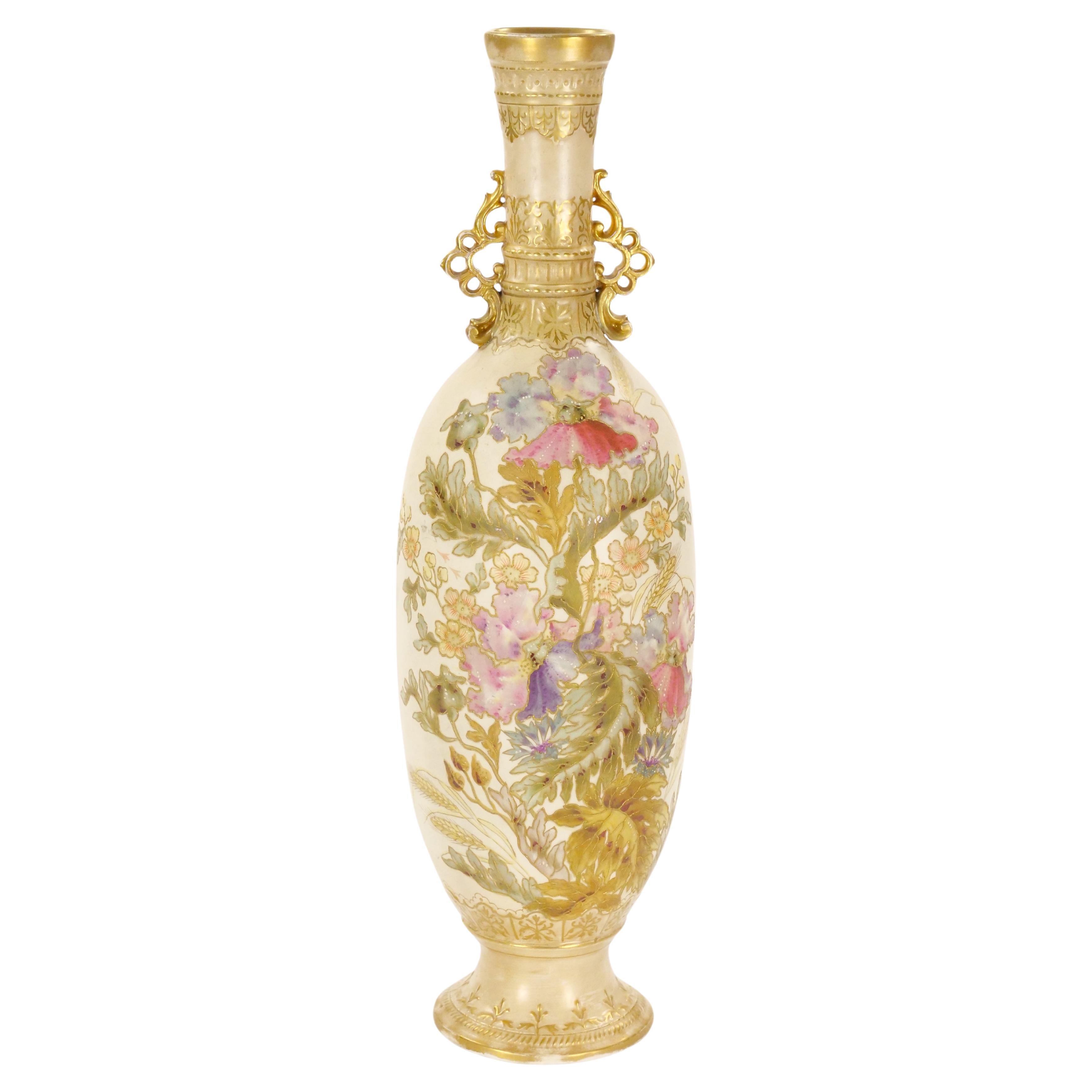Jarrón alto antiguo de porcelana decorativa alemana pintado a mano y dorado