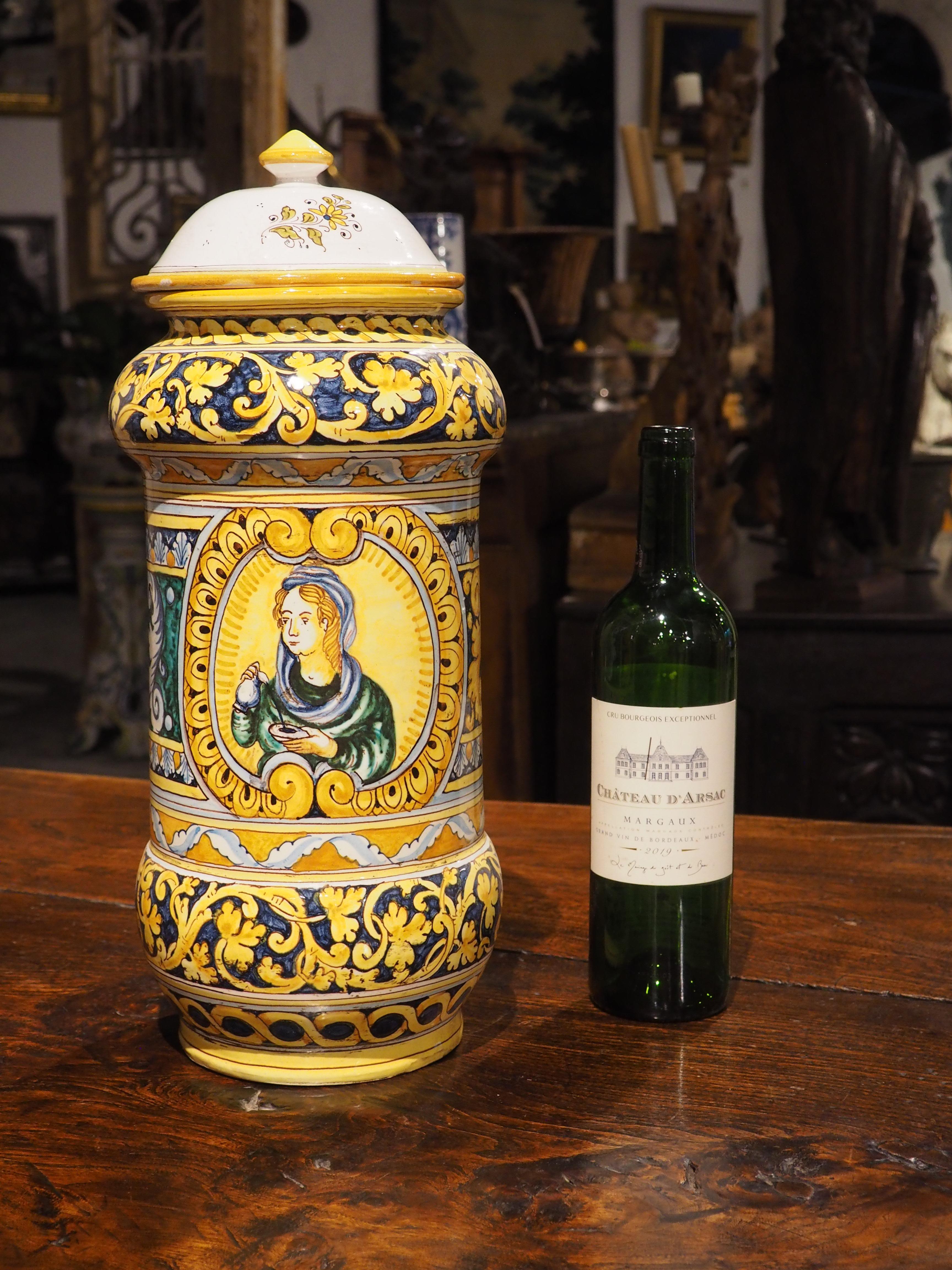 Ulteriori informazioni in arrivo...

Un albarello piuttosto alto, che misura 17 pollici, questo vaso italiano è ornato da immagini simmetriche di fogliame.  Risalente al 1800, il vaso con coperchio presenta diverse fasce di foglie dipinte a mano che