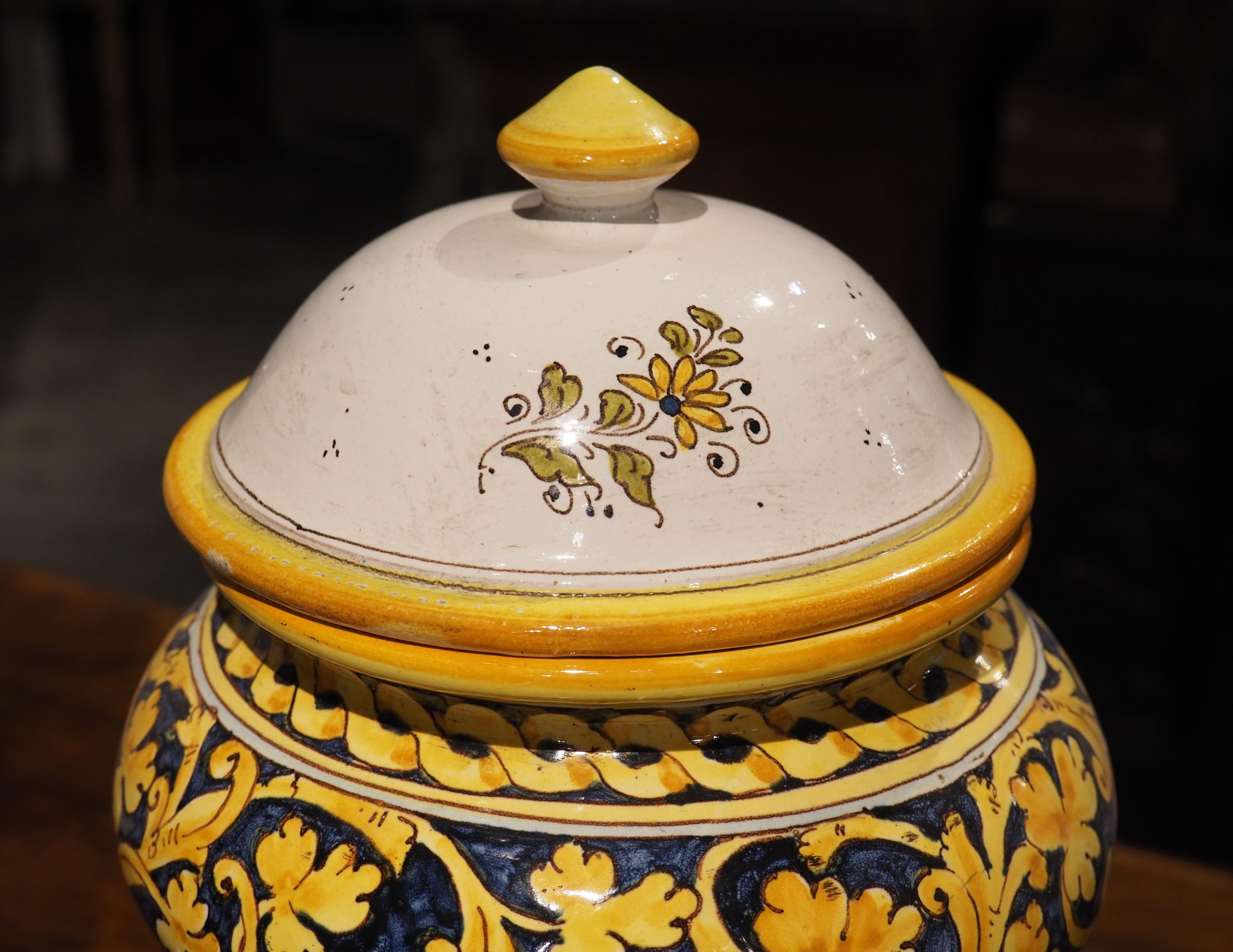Italiano Antico vaso Albarello con coperchio blu e giallo, XIX secolo in vendita