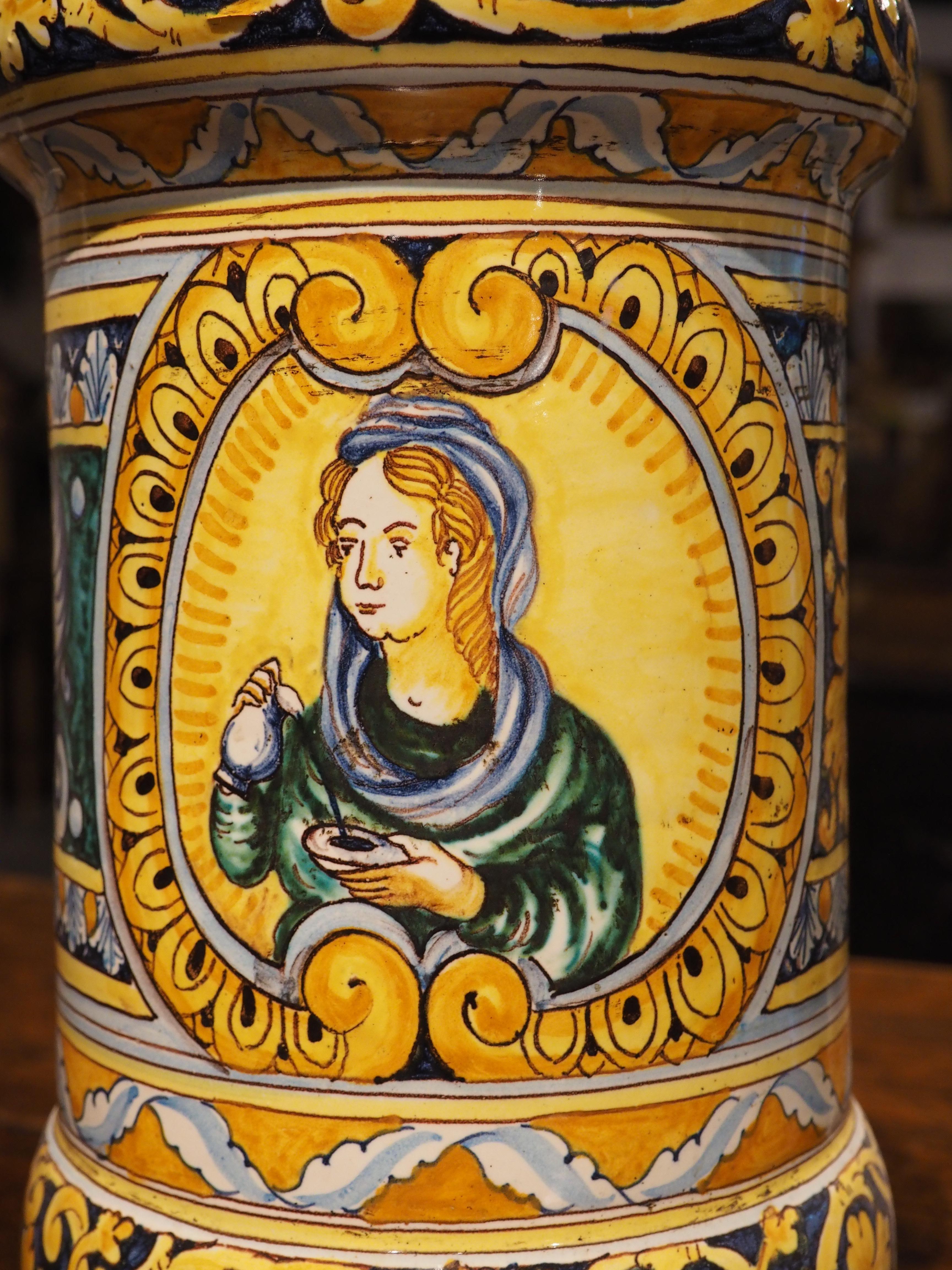 Dipinto a mano Antico vaso Albarello con coperchio blu e giallo, XIX secolo in vendita