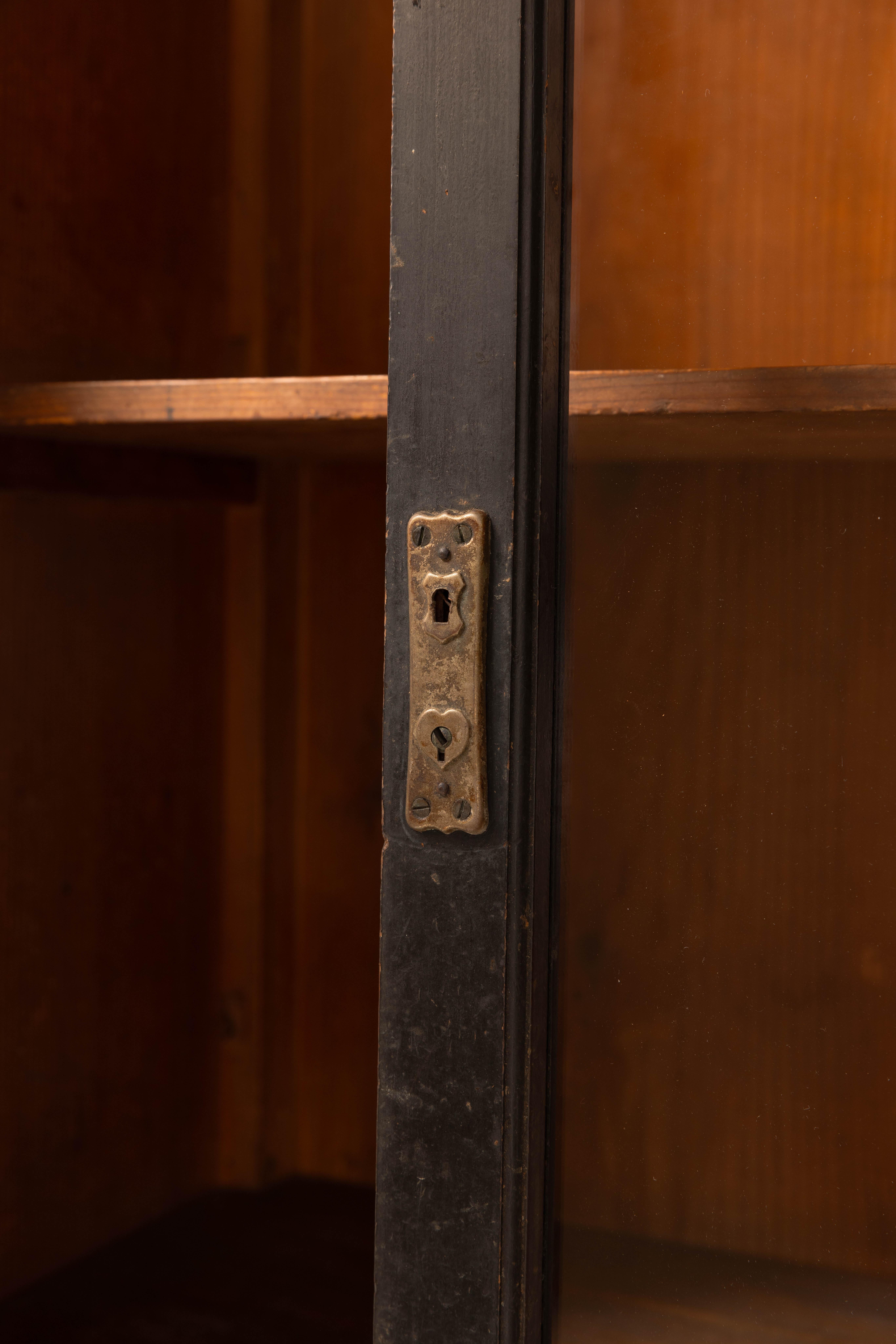 Maletín Alto Japonés Antiguo con Puertas de Cristal en Bueno estado para la venta en New York, US