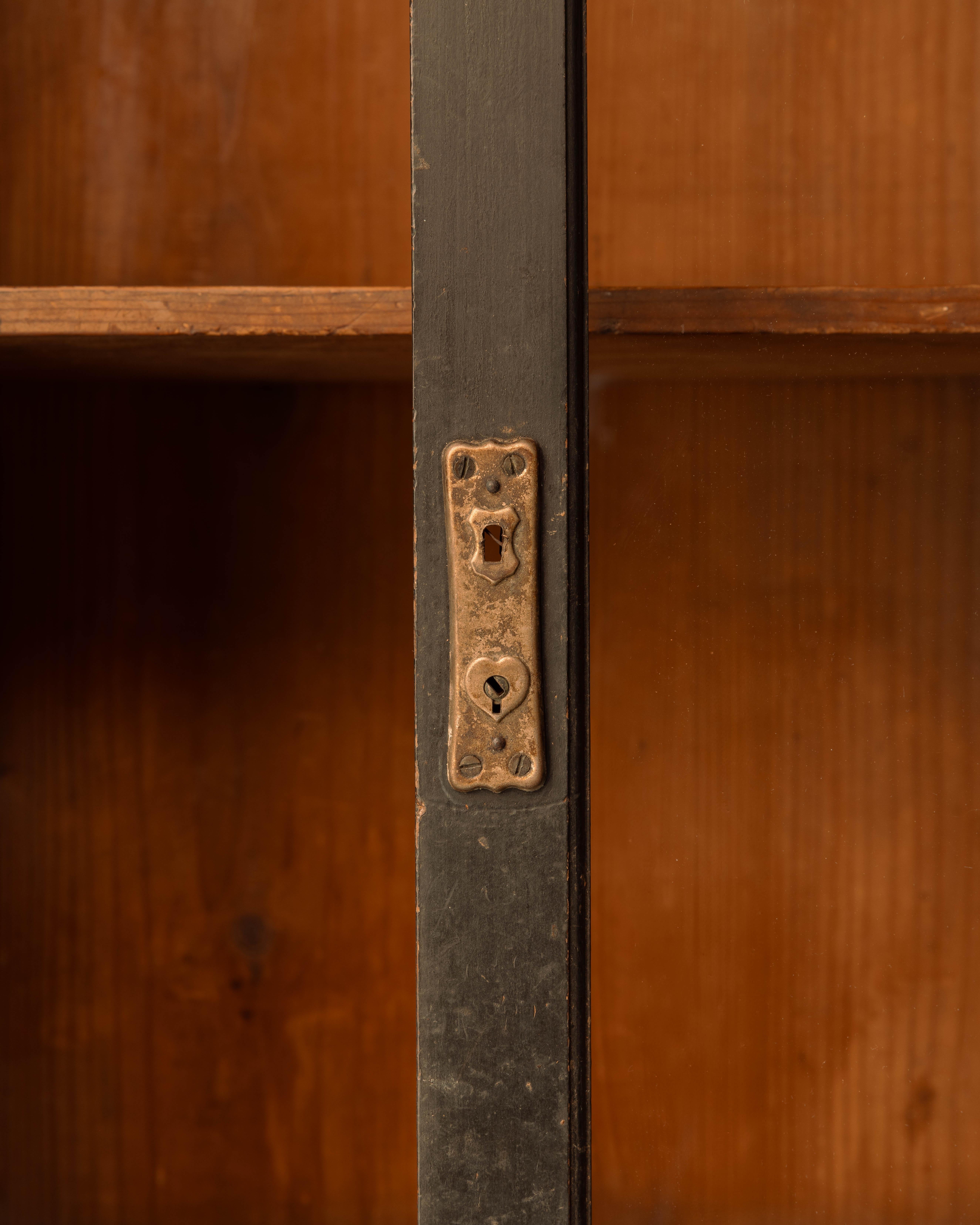 Maletín Alto Japonés Antiguo con Puertas de Cristal siglo XX en venta