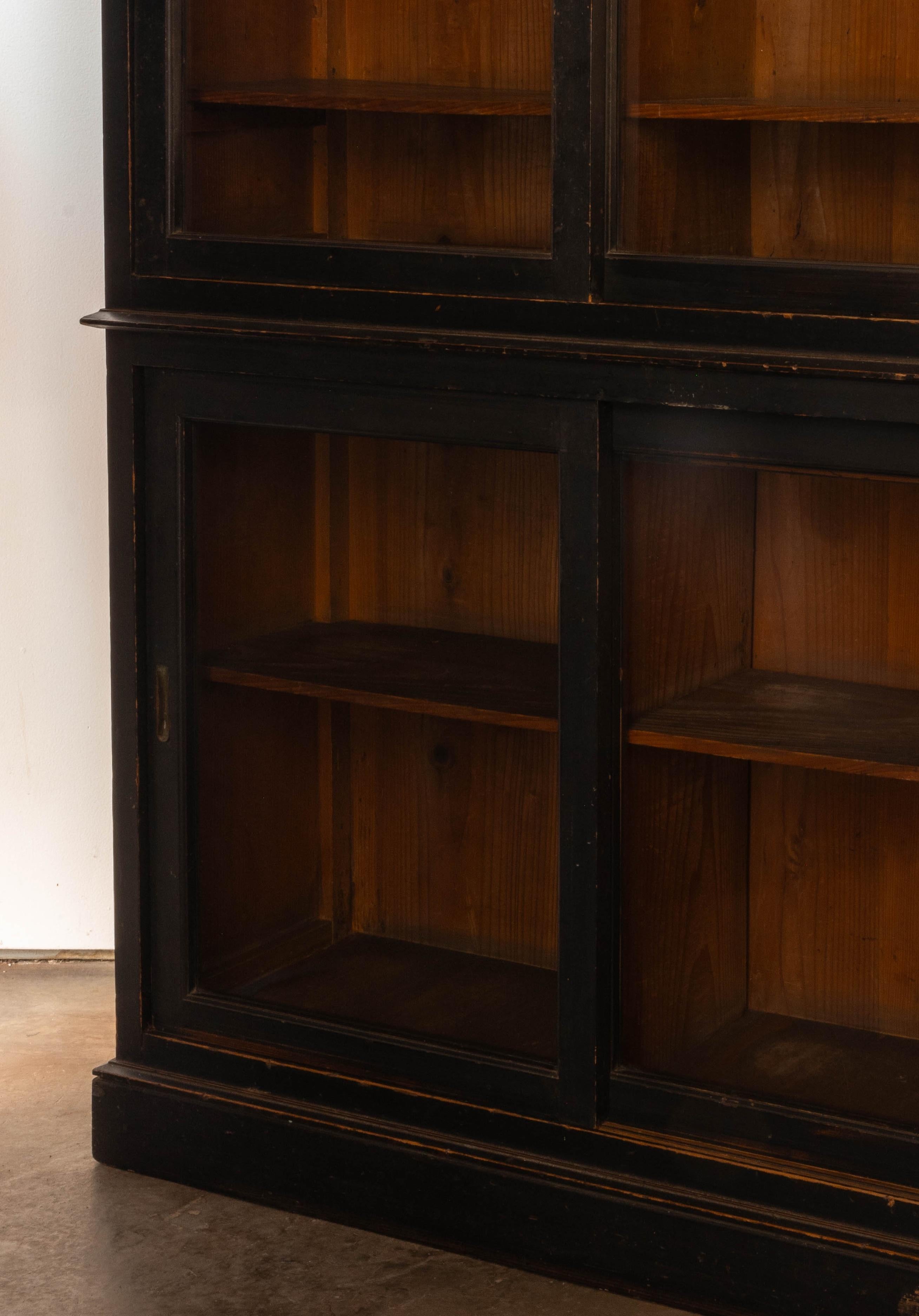 Maletín Alto Japonés Antiguo con Puertas de Cristal Vidrio en venta