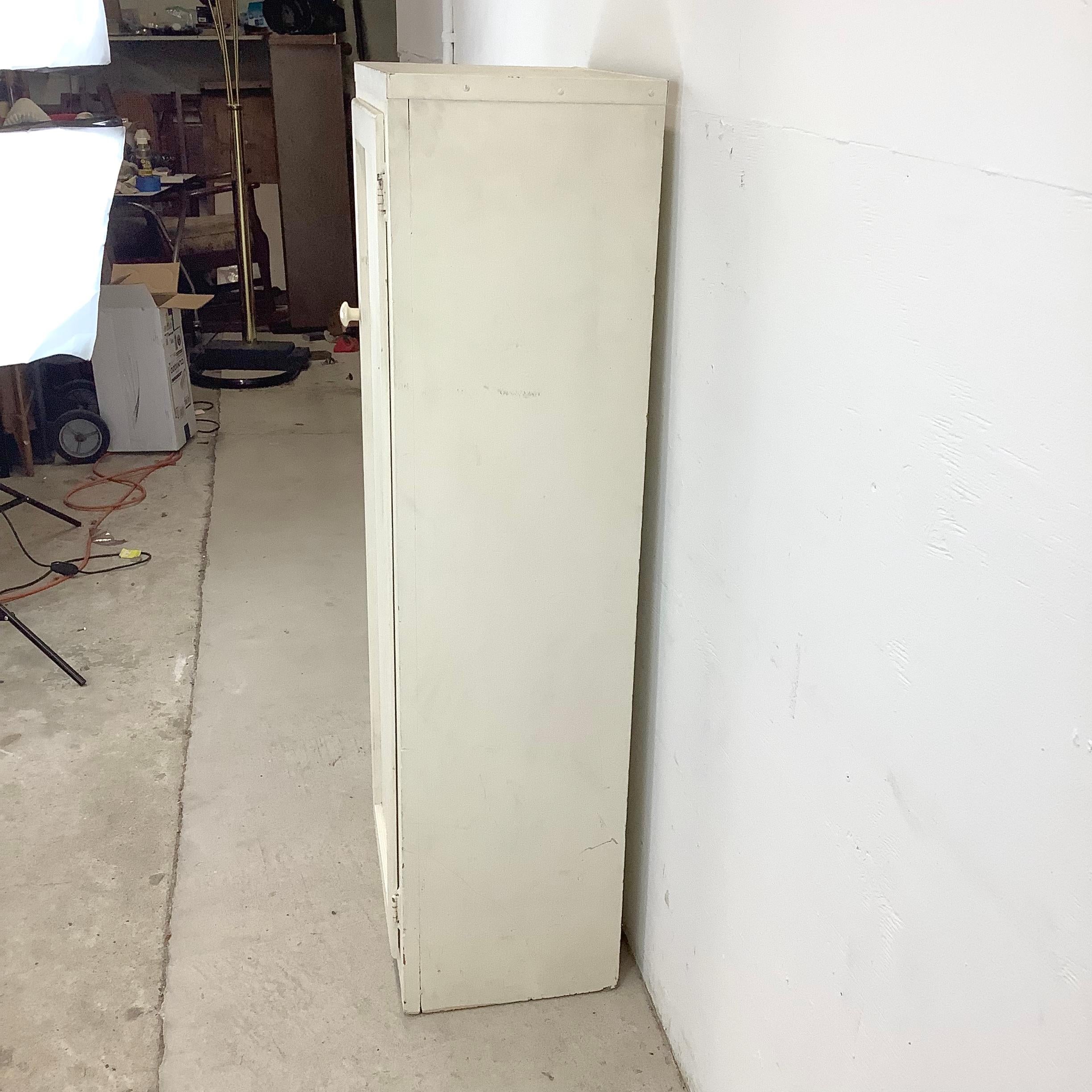 Armadio per la biancheria antico e alto In condizioni discrete in vendita a Trenton, NJ