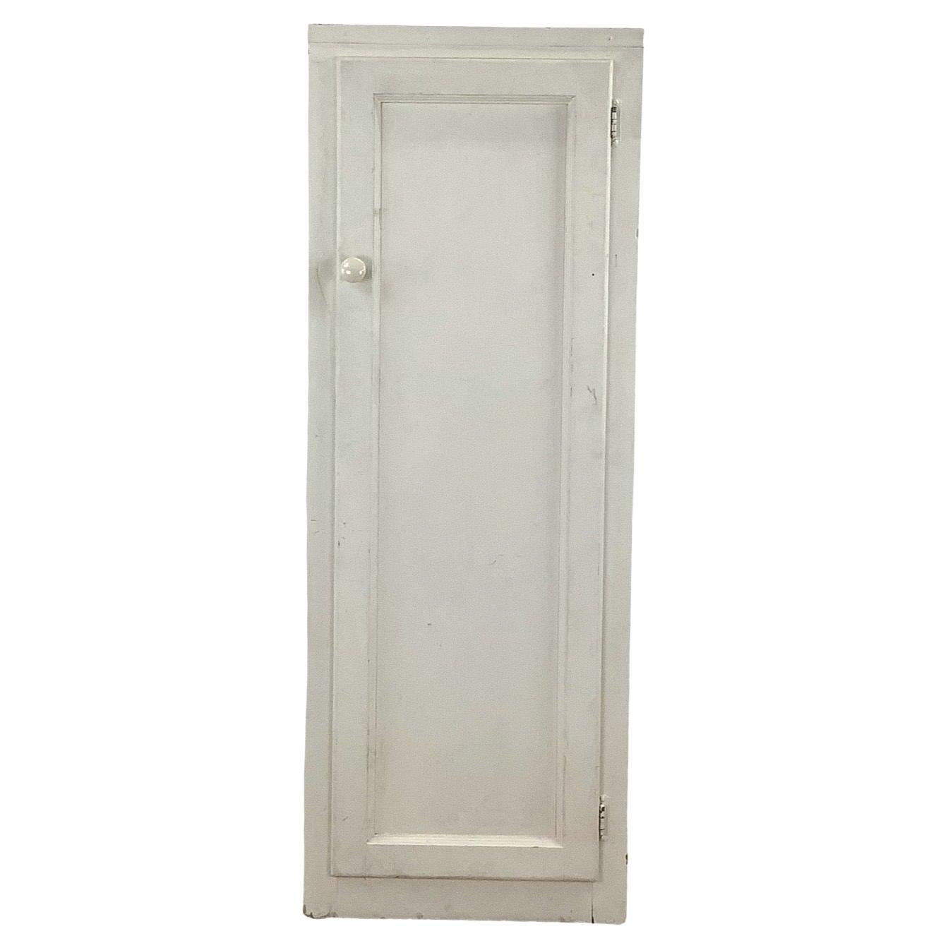 Armadio per la biancheria antico e alto