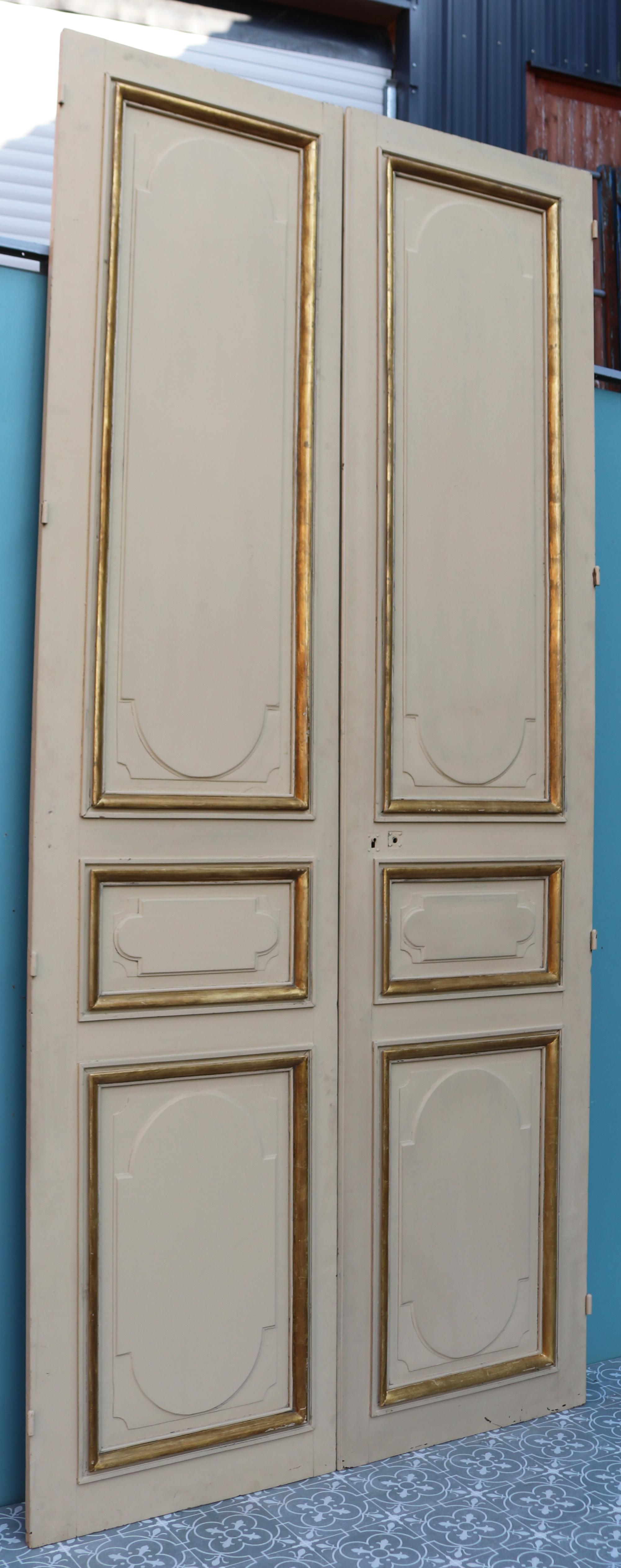 Eine Reihe von Kieferntüren, die in einer Pilzfarbe gestrichen sind, mit profilierten Leisten. Diese Türen wurden aus einer Galerie in Surrey entnommen.