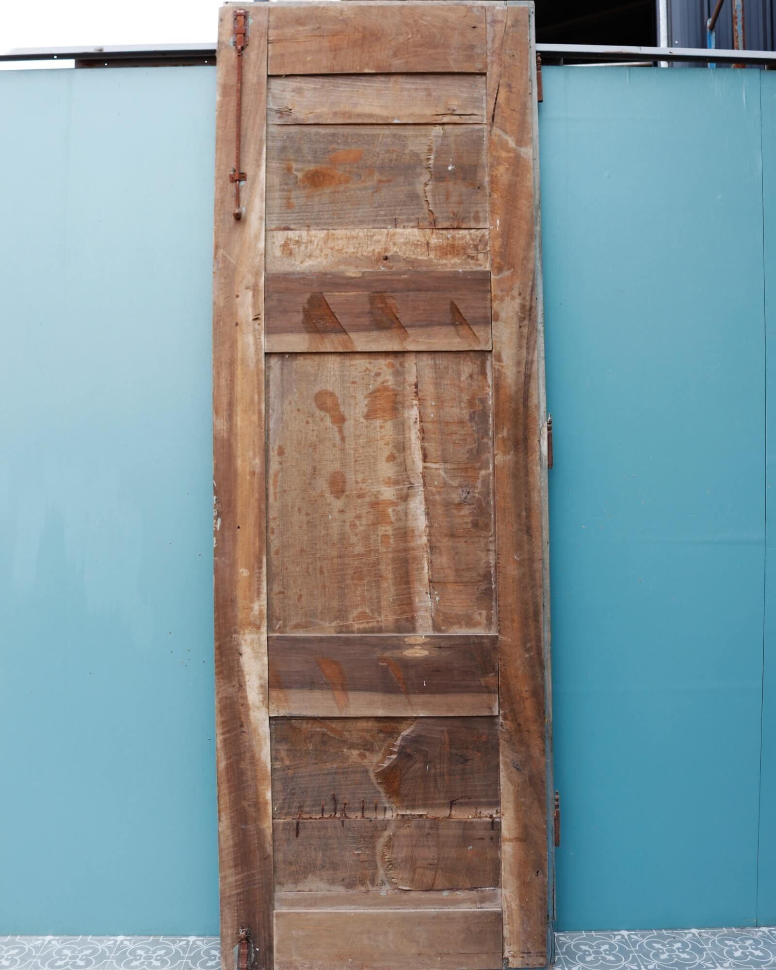 Große antike rustikale französische Tür aus Nussbaumholz (Holz) im Angebot