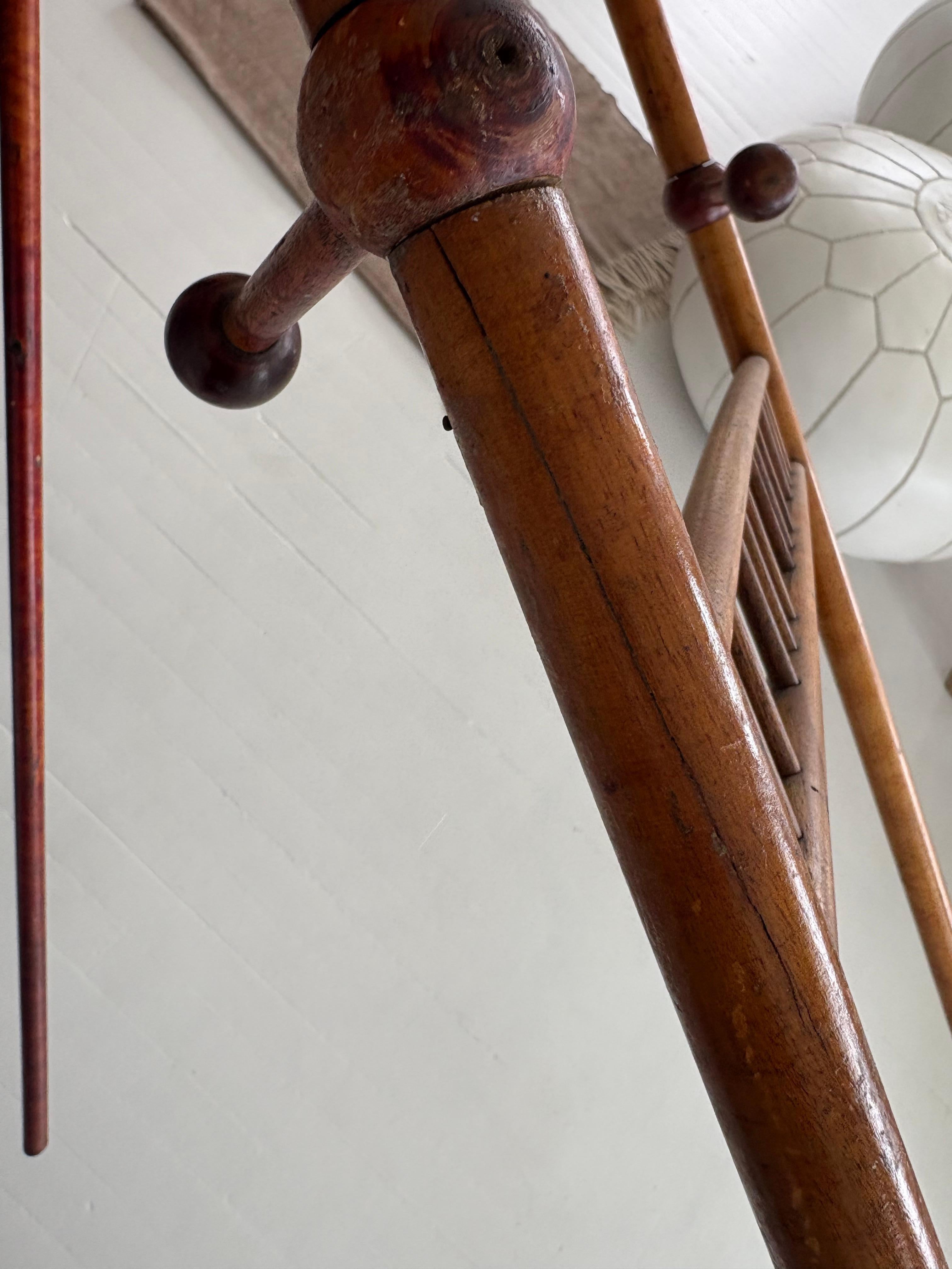 Caballete alto antiguo de madera Ball and Ball para decorar y exponer en venta 8